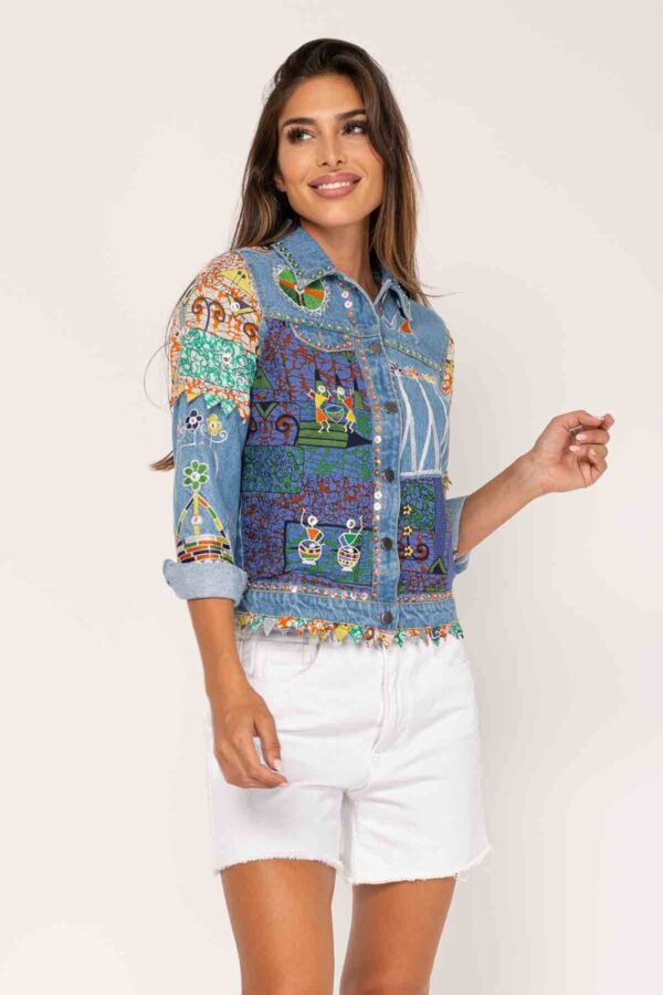 CHAQUETA DENIM BORDADA EN VARIOS COLORES CON BOTONES METALICOS