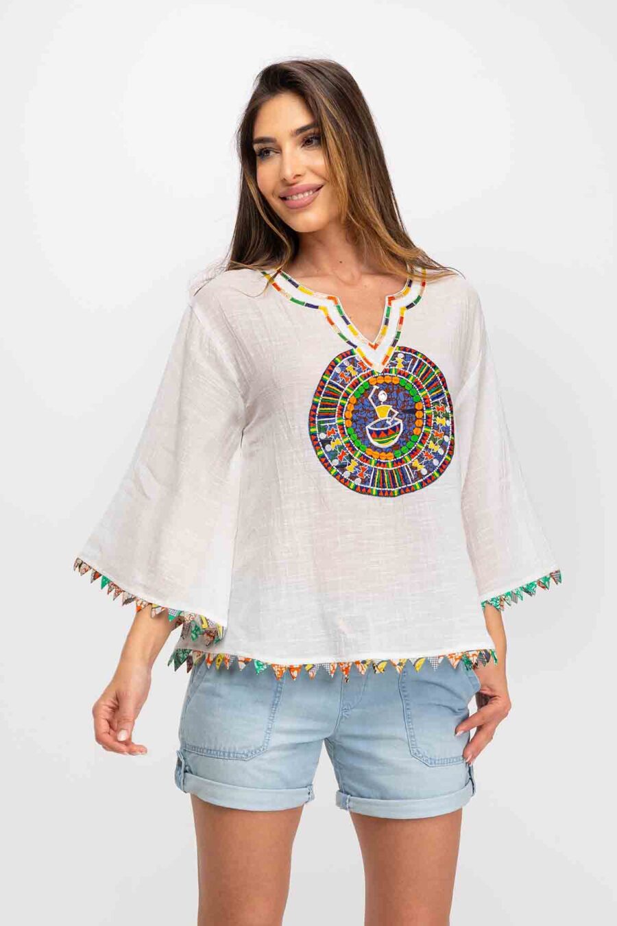BLUSA LISA BORDADA EN COLORES Y CON LENTEJUELAS TAMBIEN EN COLORES