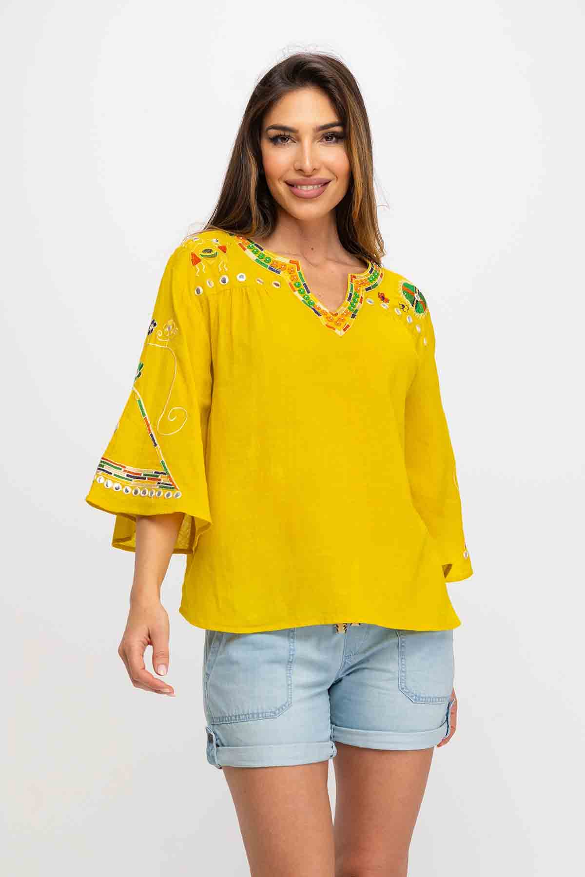 BLUSA DE CUELLO PICO Y ESTILO OVERSIZE Y MANGA ACAMPANADA, CON BORDADOS EN MAGAS Y DETALLES DE LENTEJUELAS Y ESPEJOS - Imagen 3