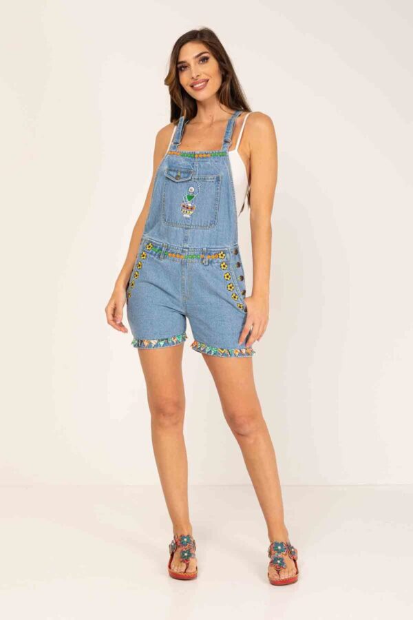 PETO CORTO DENIM DE TIRANTES CON TRABILLAS AJUSTABLES EN ALTURA, DECORACION DE BORDADOS Y LENTEJUELAS ESTILO ETNICO, ABOTONADO EN LATERALES Y BOLSILLOS