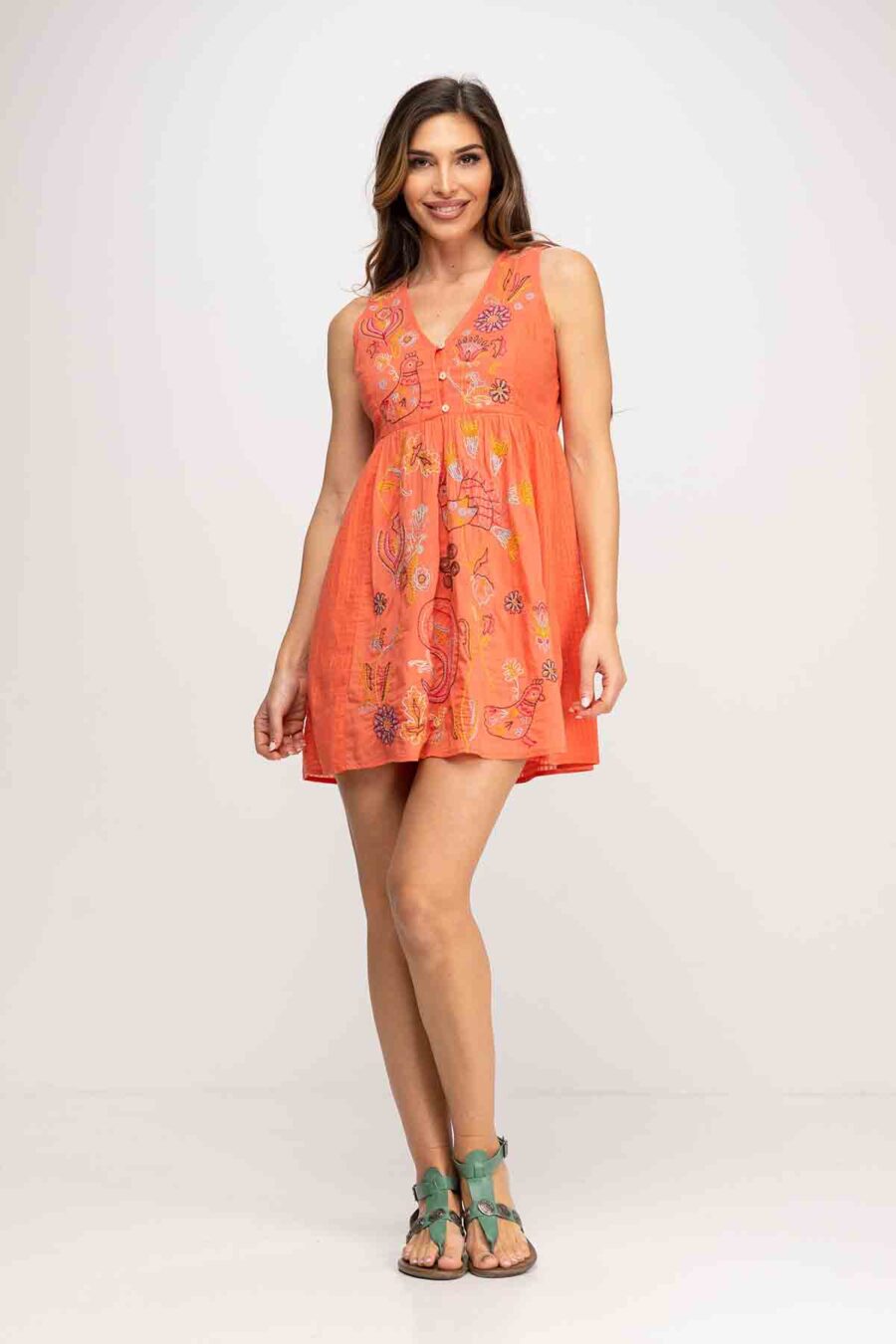 VESTIDO CUELLO EN V, CON DOS TEJIDOS DIFERENTES QUE LE DAN UN BELLO CONTRASTE, BORDADOS ARTESANALES DELATERO Y ESPALDA, IDEAL PARA UNA TARDE DE VERANO