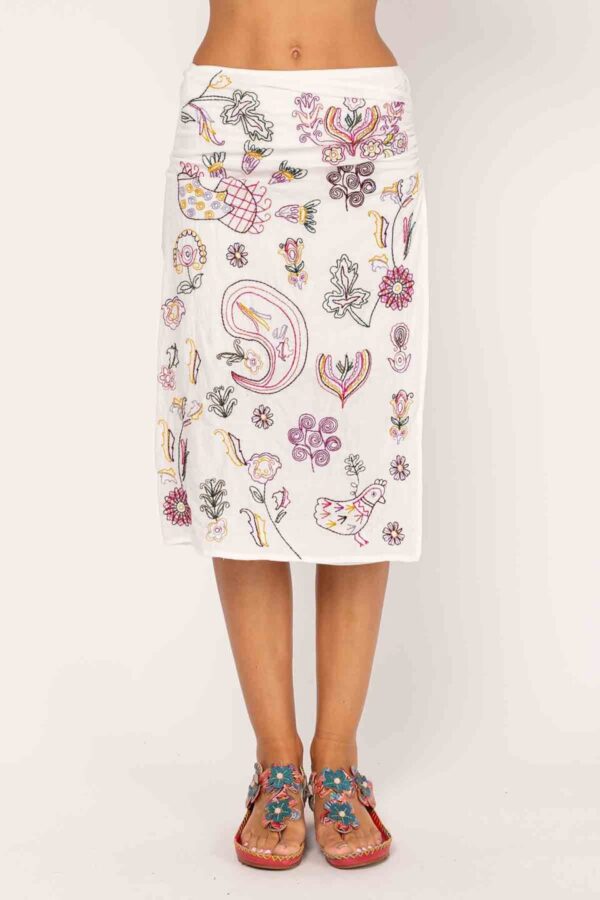 FALDA LISA  ABIERTA EN UN LADO,CON BORDADOS ARTESANALES EN EL DELANTERO