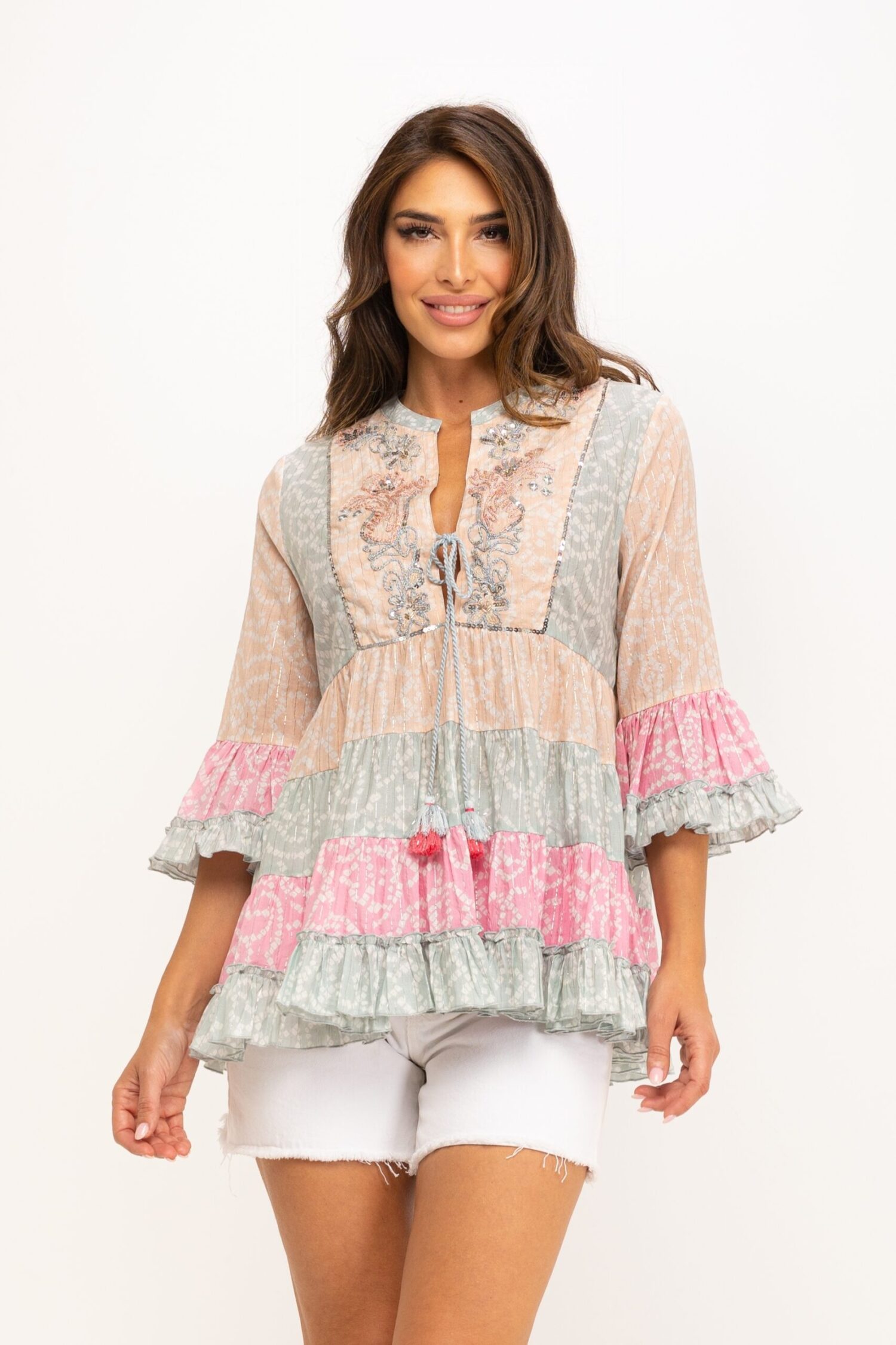 BLUSON ESTAMPADO BOHO LOOK, CON MEZCLA DE COLORES LISOS Y ADORNOS DE BORDADO Y LENTEJUELAS.