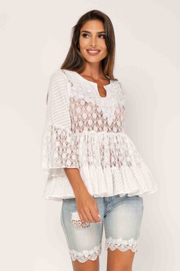 BLUSA DE ENCAJE MANGA 3/4 Y VOLANTES EN BAJO, CUELLO LAGRIMA, DIFERENTES TIPOS DE BORDADOS EN MANGAS Y CUERPO