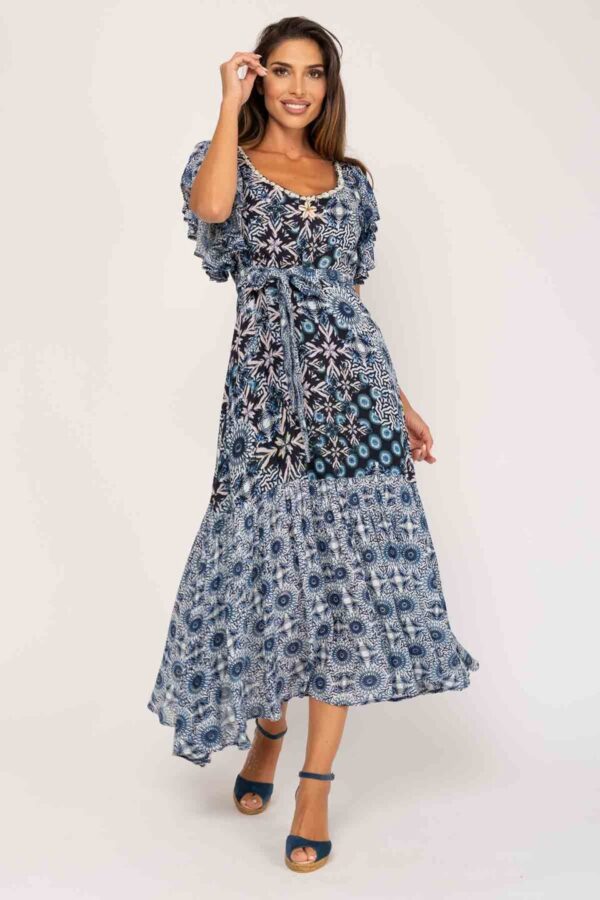 VESTIDO LARGO CON MIX DE ESTAMPADOS  ESTILO BOHO CON MUCHA CAIDA, MANGA CORTA CON TERMINACION  DE VOLANTE, ESPALDA CON ESCOTE PICO Y CINTURON DE LAZADA