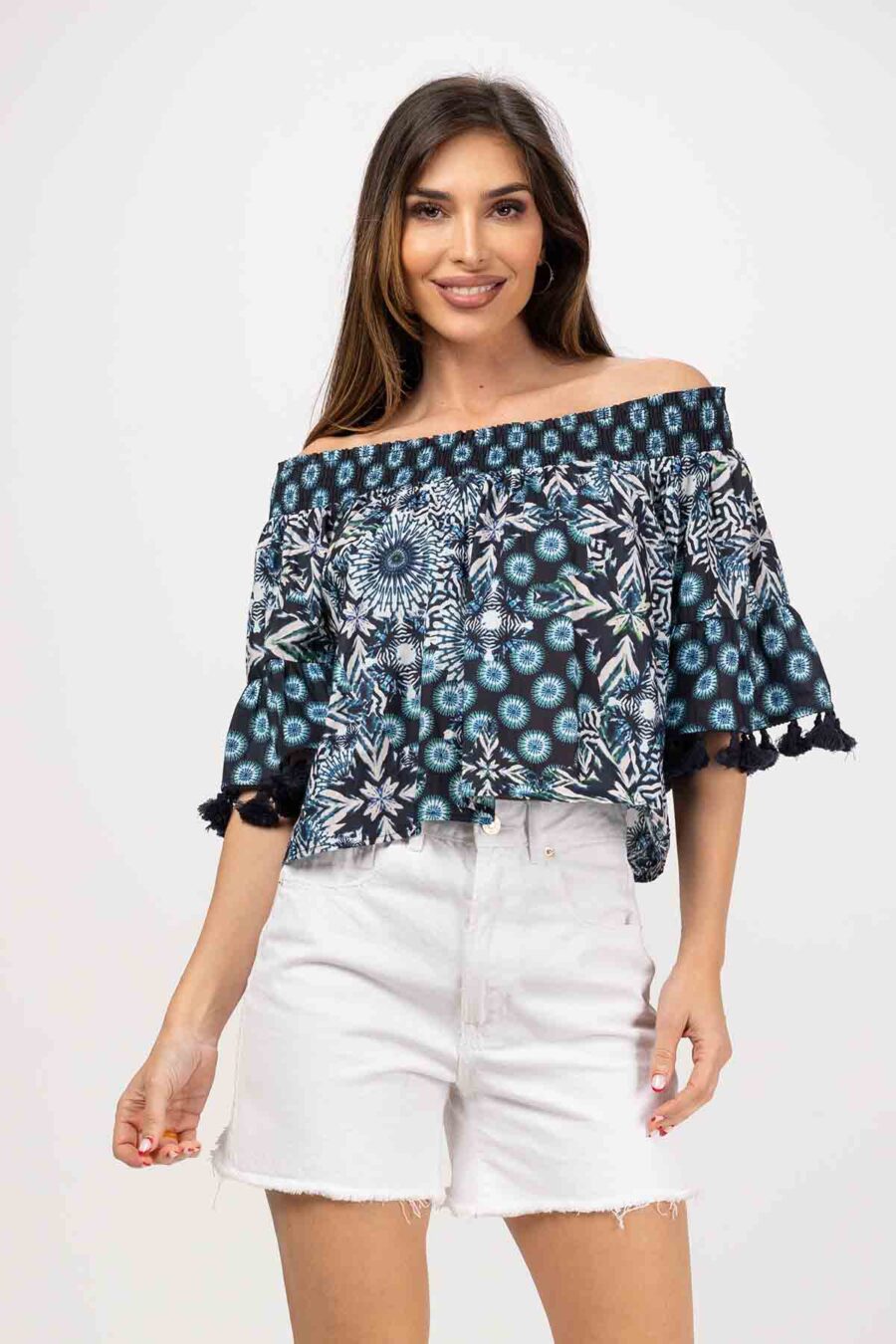 BLUSA CORTA CON CUELLO DE GOMAS ELASTICAS MANGA 3/4 TERMINADA EN VOLANTE CON POMPONES