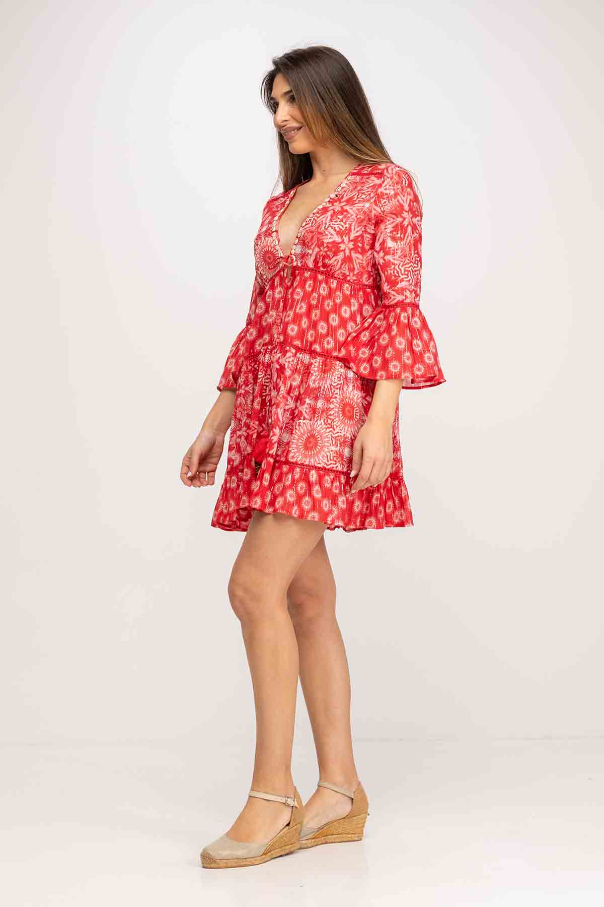 VESTIDO CORTO CON MIX DE ESTAMPADOS ESTILO BOHO CON DETALLES METALICOS, CON MANGA 3/4 ACAMPANADA, ESCOTE PICO CON DECORACIONES DE CARACOLAS Y BOTONES, CON CIERRE DE CORDON AJUSTABLE BAJO PECHO Y TERMINADO CON BORLAS - Imagen 6