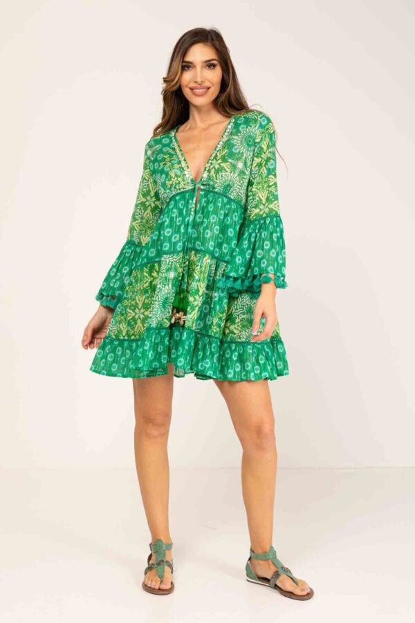 VESTIDO CORTO CON MIX DE ESTAMPADOS ESTILO BOHO CON DETALLES METALICOS, CON MANGA 3/4 ACAMPANADA,  ESCOTE PICO CON  DECORACIONES DE CARACOLAS Y BOTONES, CON CIERRE DE CORDON AJUSTABLE BAJO PECHO Y TERMINADO CON BORLAS