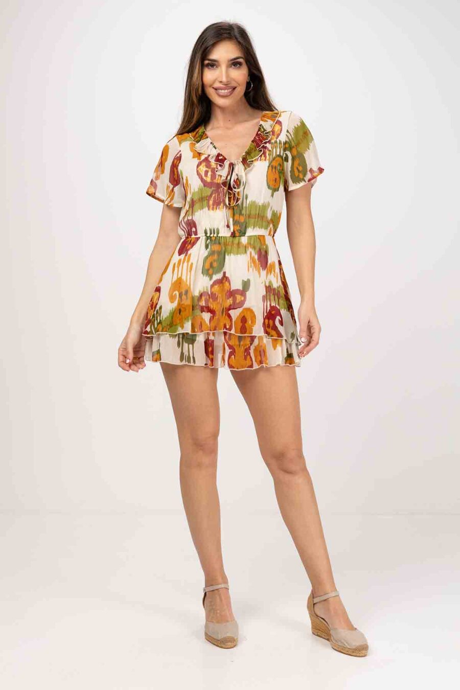 MONO CORTO ESTAMPADO, MANGA CORTA Y CORTE EN CINTURA CON GOMA AJUSTABLE, ESCOTE EN PICO CON VOLANTE Y  BOTONES,  ESPALDA CON ESCOTE LAGIRMA Y CIERRE CON BOTON