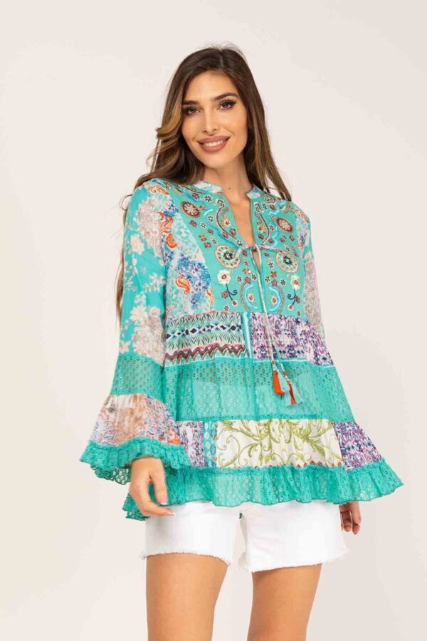 BLUSON ESTAMPADO CON MEZCLA DE COLORES Y BOHO LOOK, CON TIRAS DE LACE EN COLORES LISOS Y ADORNOS DE BORDADO Y LENTEJUELAS.VOLANTES EN MANGA Y BAJO
