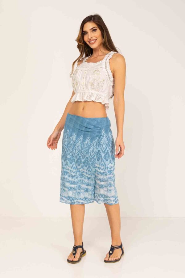 FALDA MIDI CON ESTAMPADO TIE DYE Y DETALLE DE  FRUNCE LATERAL CON CIERRE DE CREMALLERA INVISIBLE TRASERA