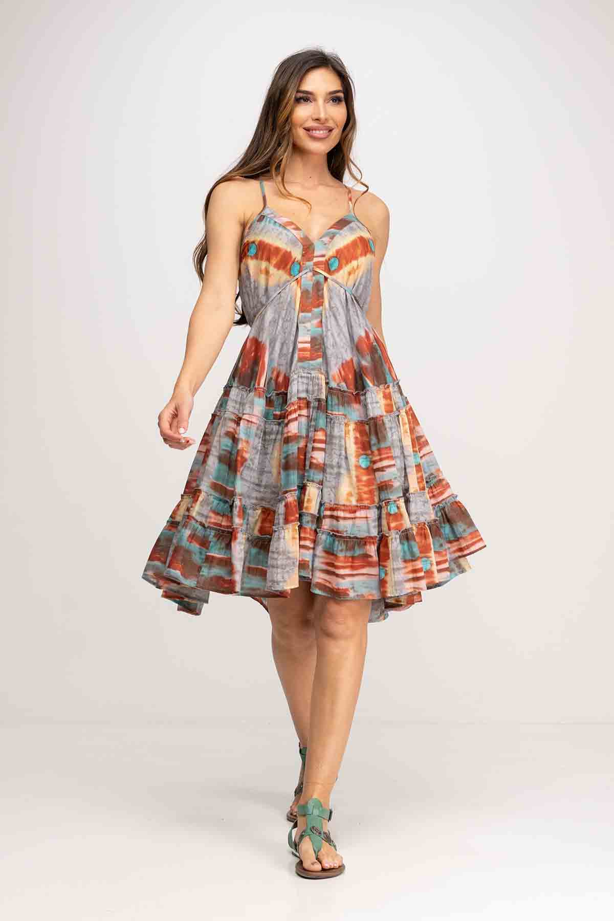 VESTIDO CORTADO AL BIES LARGO TIE DYE CON ESTAMPADOS ETNICOS, TIRANTE ESPAGUETTI Y CRUZADO EN ESPALDA, CORTE BAJO EL PECHO CON LAZO PARA ATAR EN ESPALDA, FALDA CON CORTES COMBINANDO ESTAMPADOS