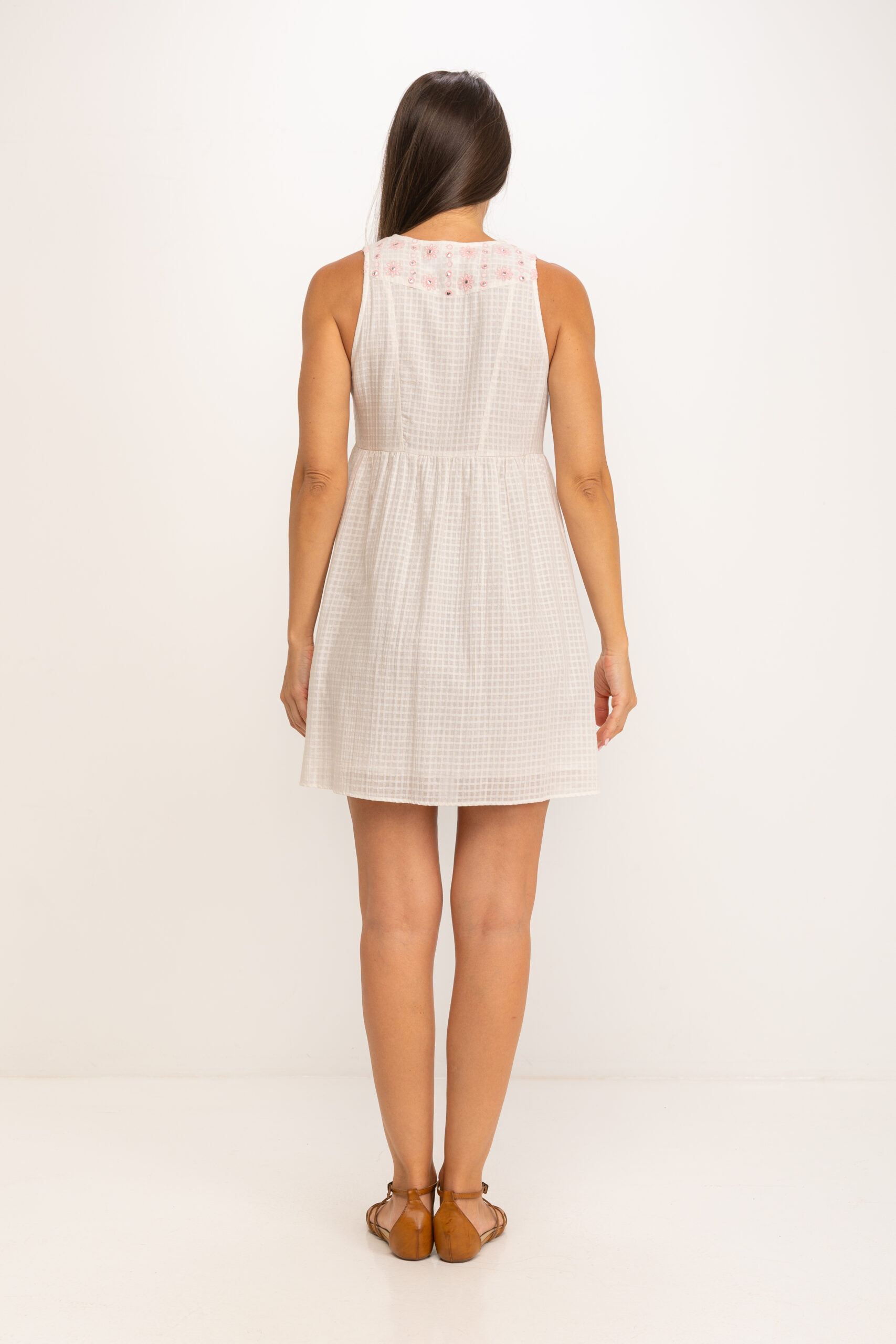 VESTIDO LISO BORDADO CON FORRO, TEJIDO ENTRAMADO, CUELLO EN V CON BOTONES HASTA LA CINTURA, HOMBRO AL DESCUBIERTO, BORDADOS EN PARTE DEL PECHO, CORTE EN CINTURA Y DETALLE DE BORDADOS EN BAJO DE LA FALDA - Imagen 4