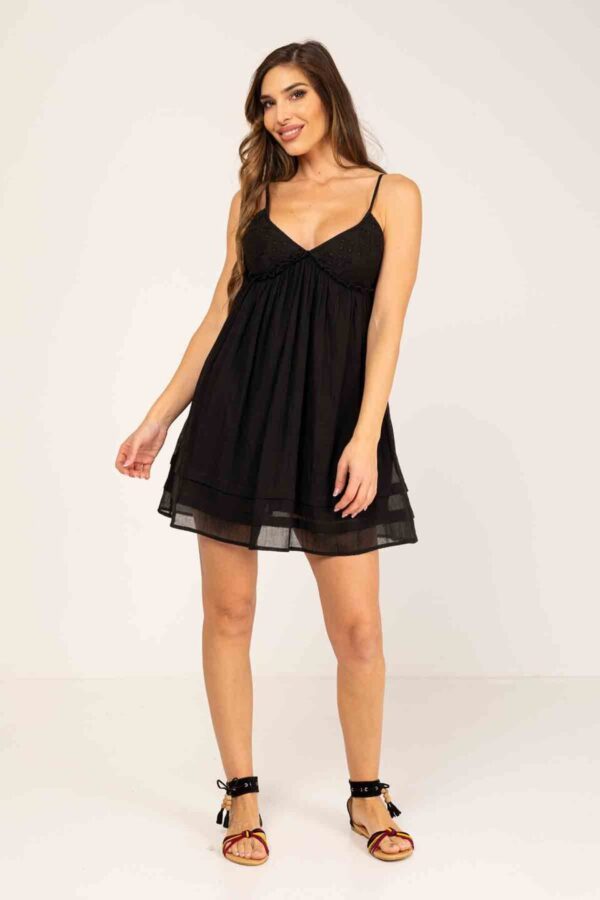 VESTIDO LISO CORTO DE ALGODÓN MUY FAVORECEDOR, DE TIRANTES REGULABLES, CON CORTE BAJO PECHO Y ESCOTE A PICO CON DETALLE DE BORDADOS Y GOMA AJUSTABLE EN LA ESPALDA - Imagen 2