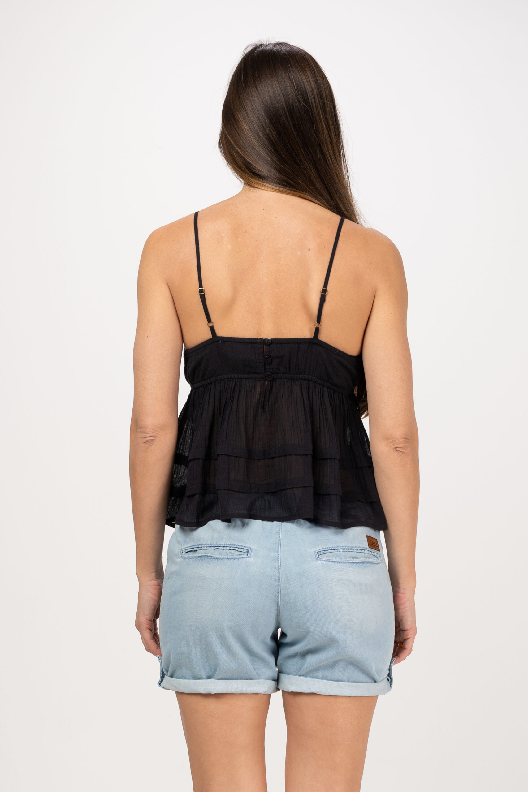 TOP LISO DE ALGODON CON TIRANTES REGULABLES CON CORTE BAJO PECHO Y ESCOTE A PICO CON DETALLE DE BORDADOS Y GOMA AJUSTABLE EN LA ESPALDA - Imagen 7