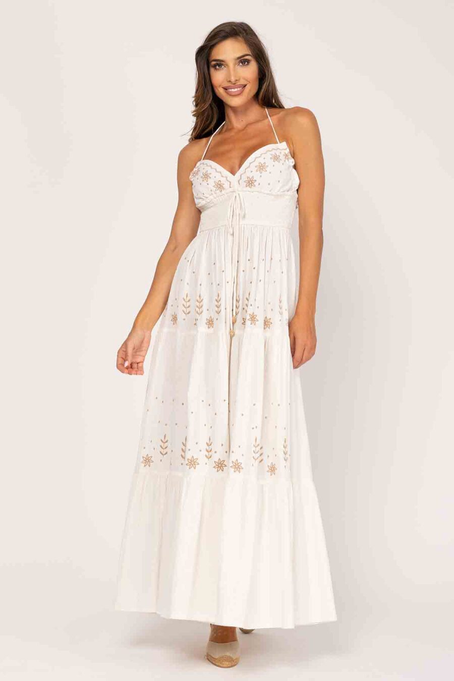 VESTIDO LARGO CON BORDADOS EN TEJIDO DE CREPE ALGODÓN, CON ESCOTE PICO ATADO AL CUELLO, ESPALDA ABIERTA Y AJUSTABLE DE  NIDO DE ABEJA BAJO PECHO Y ESPALDA