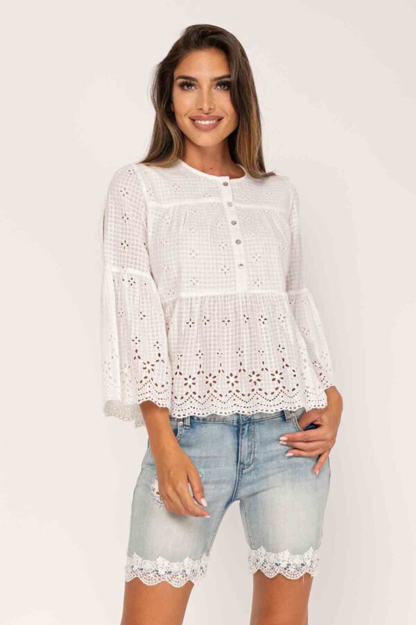 BLUSA ALGODÓN CON TEJIDO BORDADO, MANGA 3/4 ACAMPANADA Y CORTE BAJO PECHO CON BOTONES DELANTEROS