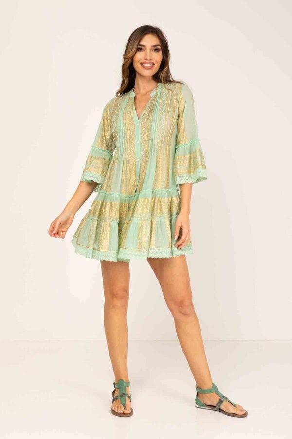 VESTIDO ESTAMPADO CORTO ESTILO ROCOCO, MANGA 3/4, ABOTONADA HASTA LA CADERA, TEJIDO DETALLES EN DORADO, COMBINACIONES DE VOLANTES CON LACES EN MANGAS Y FALDA DE LA PRENDA