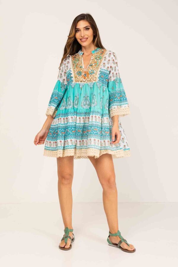 VESTIDO CORTO ESTAMPADO, CORTE AMPLIO, MANGA 3/4, CUELLO EN V CON TRABAJO DE LENTEJUELAS EN PECHO, BAJADA SUELTA CON CORTES HORIZONTALES Y AMPLIO VUELO, MANGAS Y BAJO ACABADO EN LACE