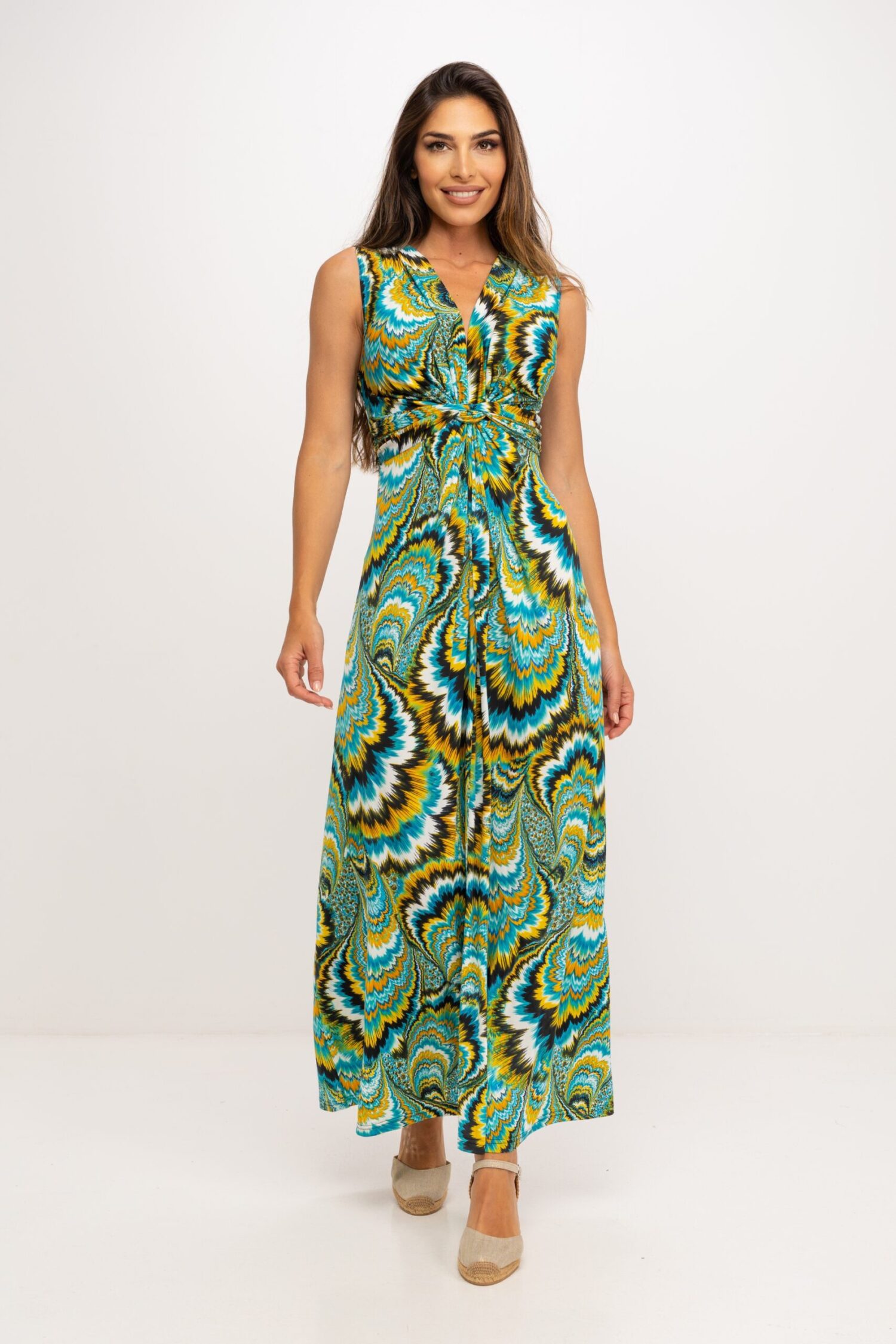 VESTIDO LARGO ESTAMPADO, AJUSTADO AL CUERPO, TEJIDO CON ELASTANO, ESCOTE EN V, DE TIRANTE ANCHO, CORTE BAJO EL PECHO, LAZO PARA ATAR EN ESPALDA