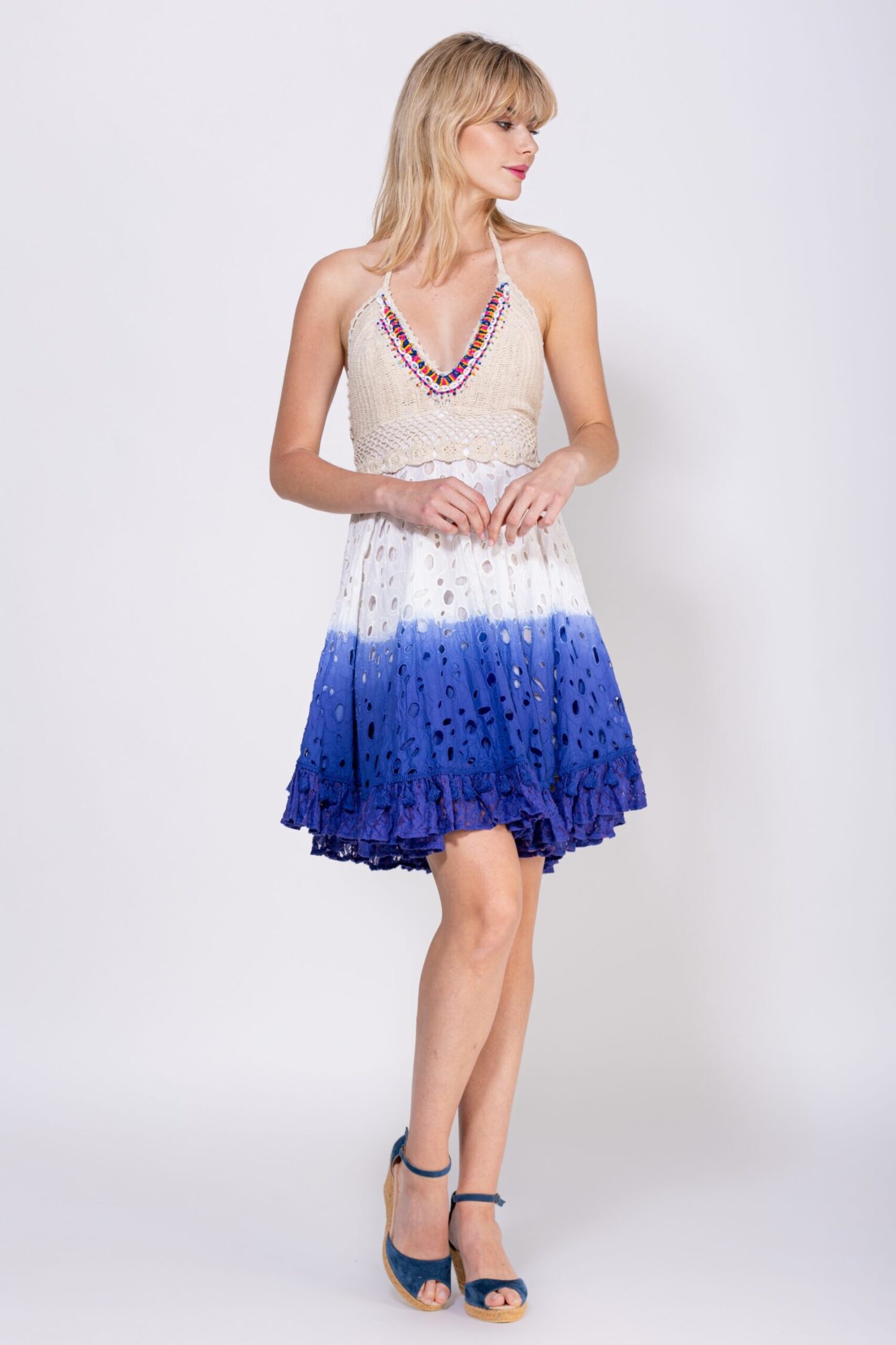 VESTIDO CORTO, TIRANTE ESPAGUETI ATADO AL CUELLO CON ESCOTE EN V,PECHO EN CROCHET,  CON ABALORIOS Y LENTEJUELAS ALREDEDOR DEL ESCOTE, ELASTICO EN ESPALDA A LA ALTURA DE LA CINTURA, FALDA CON BORDADO Y CALADOS EN DEGRADE, CON FLECOS EN BAJO