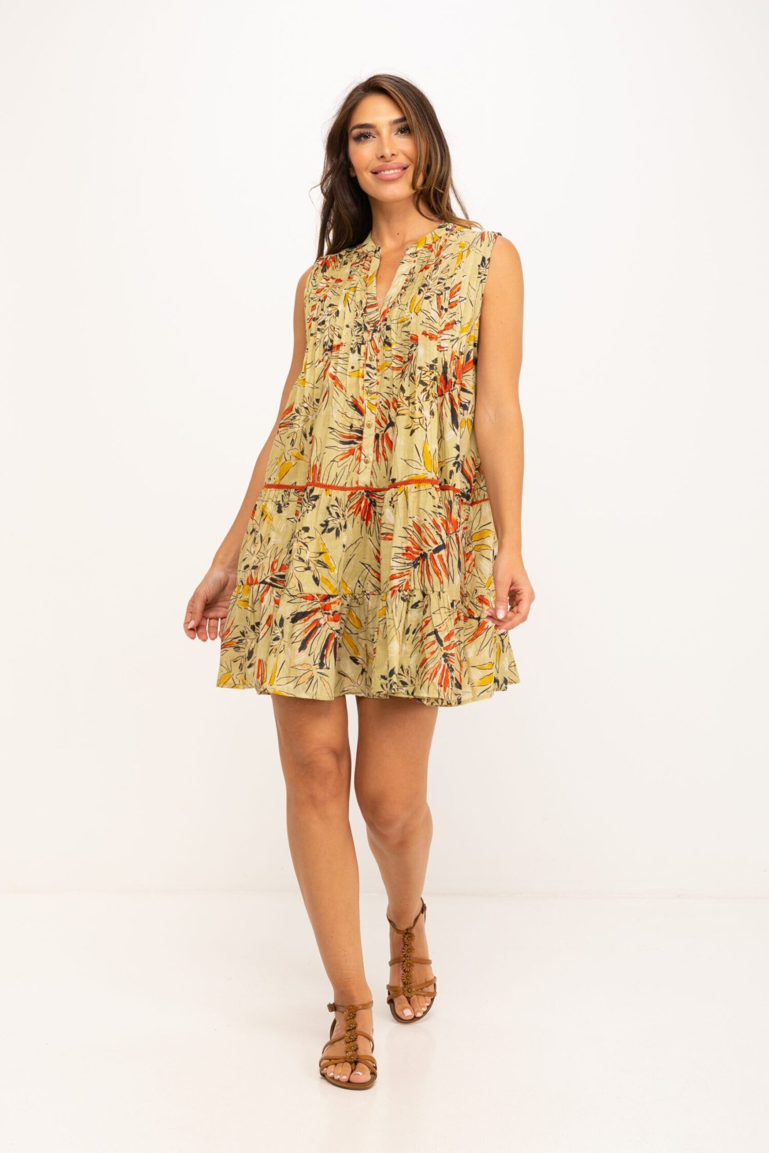 VESTIDO MINI ESTAMPADO, SIN MANGAS Y CUELLO EN V, ABOTONADO HASTA CADERA, PLIEGUES EN ZONA DEL PECHO Y TAPETA CON PUNTADAS EN LOS LADOS, CORTE CON PEQUEÑA TIRA DE LACE PARA QUE HAGA MAS VUELO LA FALDA, BAJO CON LACE