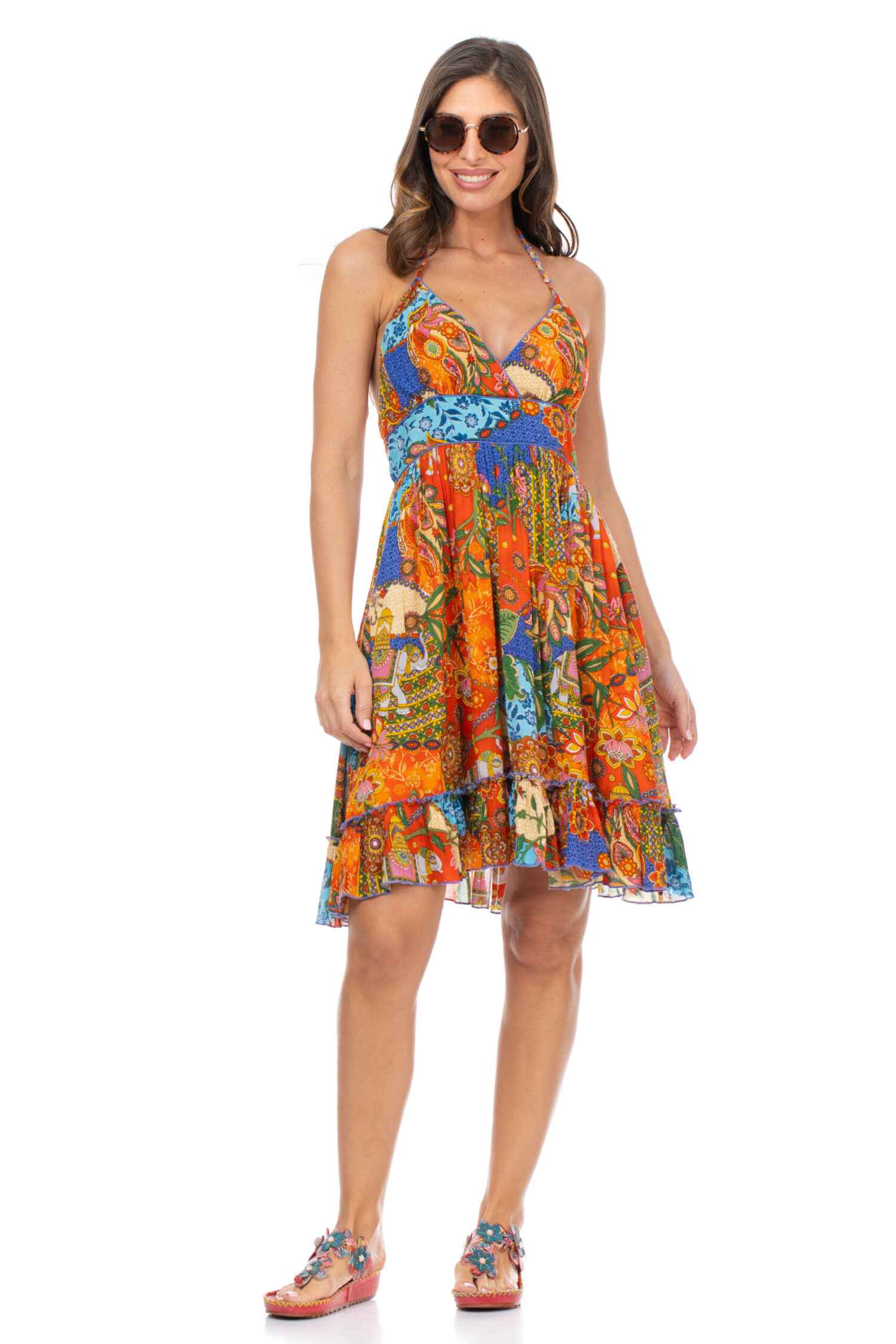 VESTIDO CORTO CON TIRANTE ESPAGUETI, CUELLO EN V CRUZADO, CORTE BAJO EL PECHO PARA AJUSTAR Y ESTILIZAR, VOLANTE EN BAJO