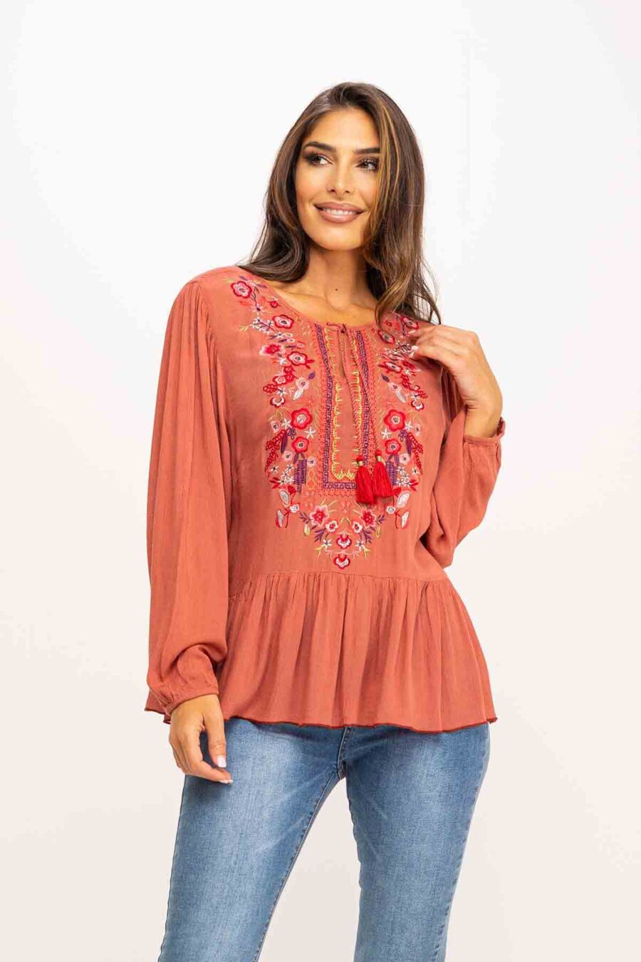 BLUSA LISA BORDADA EN EL PECHO
