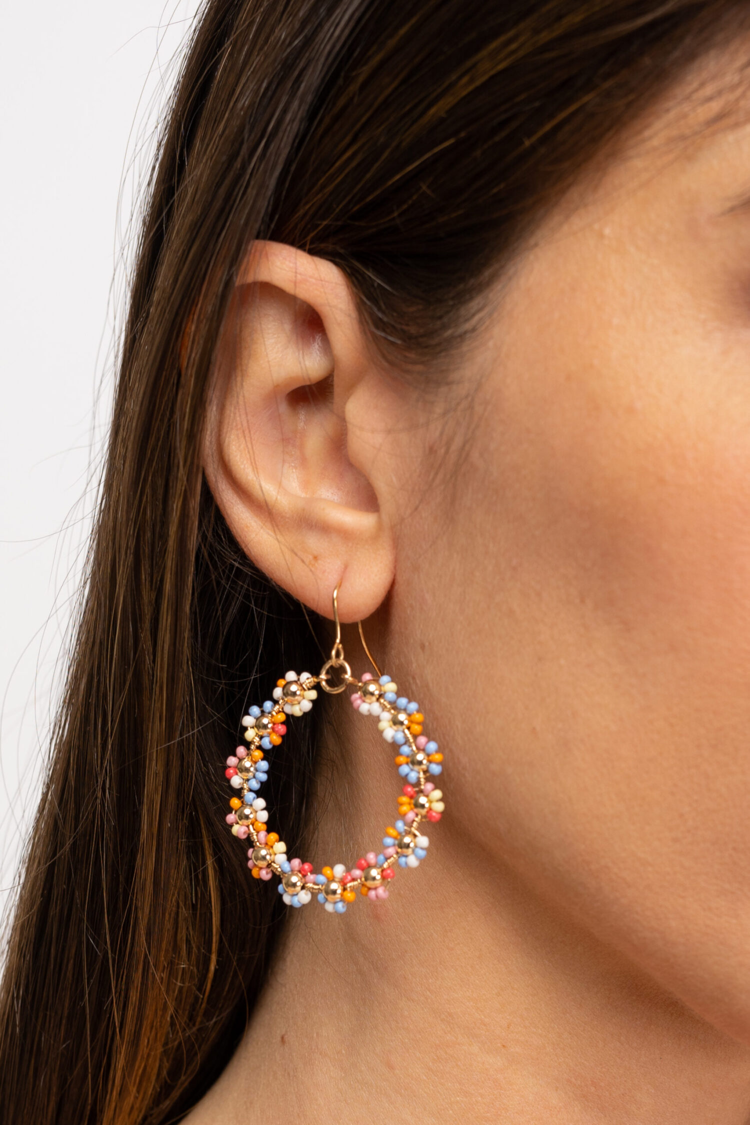 PENDIENTES CON ABALORIOS DE COLORES EN FORMA DE FLORECITAS Y METAL