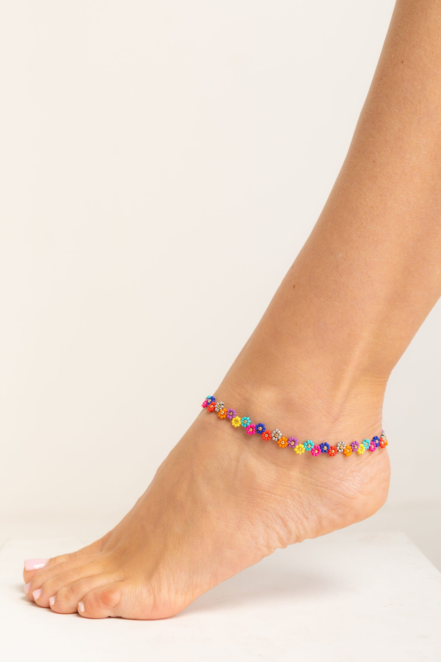 TOBILLERA DE UNA VUELTA FORMADA DE ABALORIOS EN FORMA DE FLORECITAS DE COLORES Y METAL