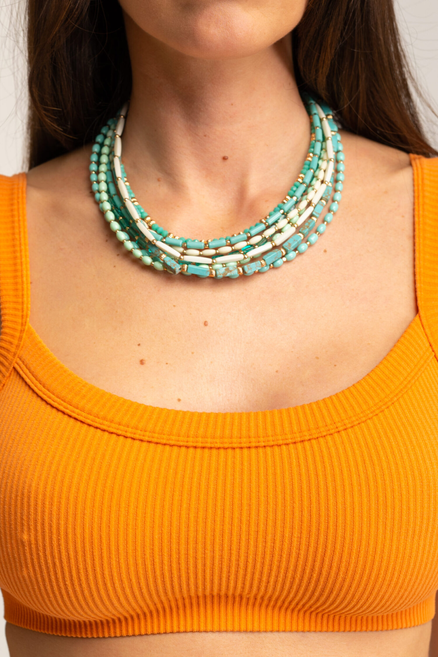 COLLAR DE VARIAS VUELTAS CON  ABALORIOS DE COLORES Y SEPARADORES DE METAL