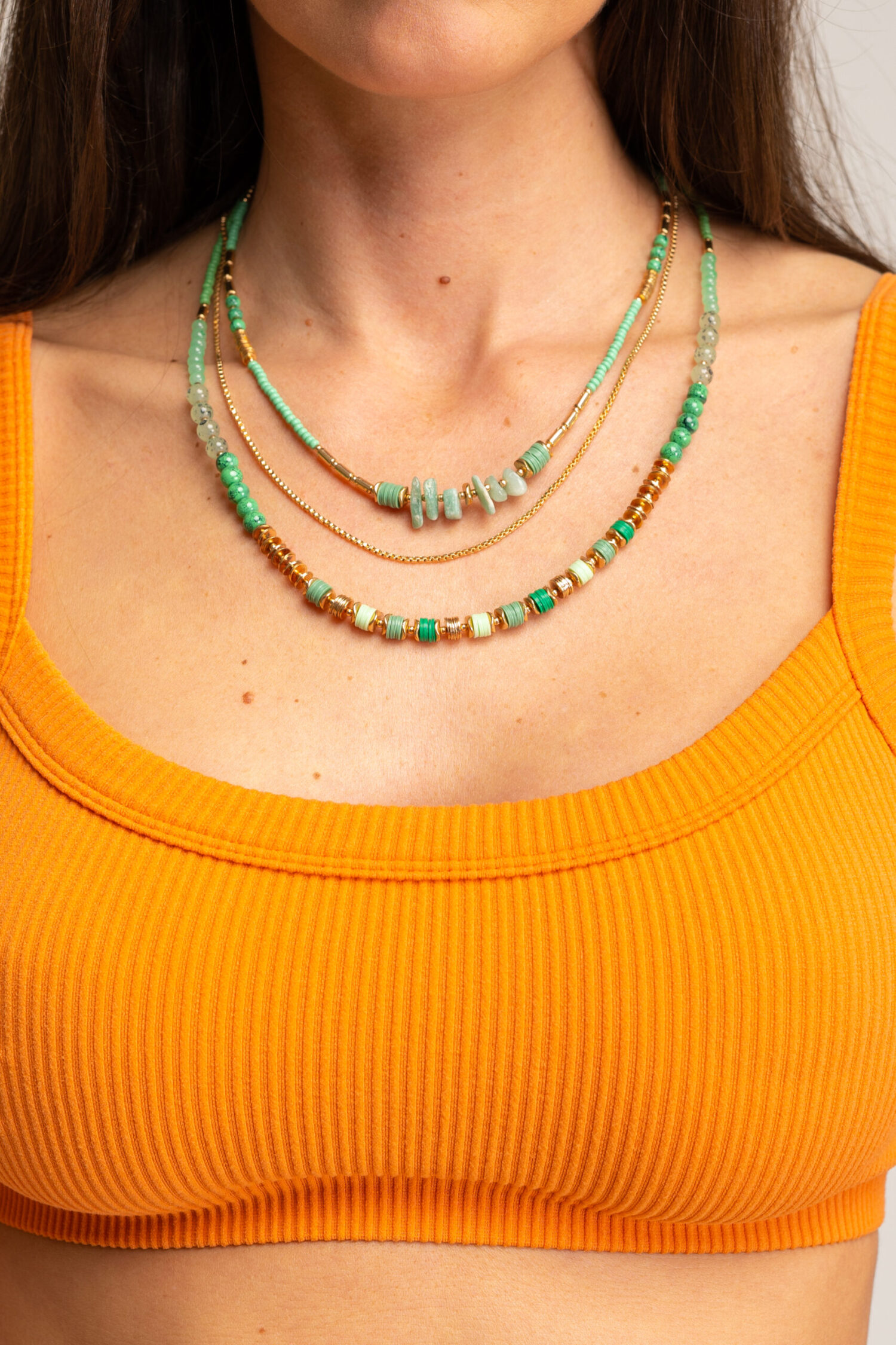 COLLAR DE VARIAS VUELTAS CON ABALORIOS DE COLORES Y METAL