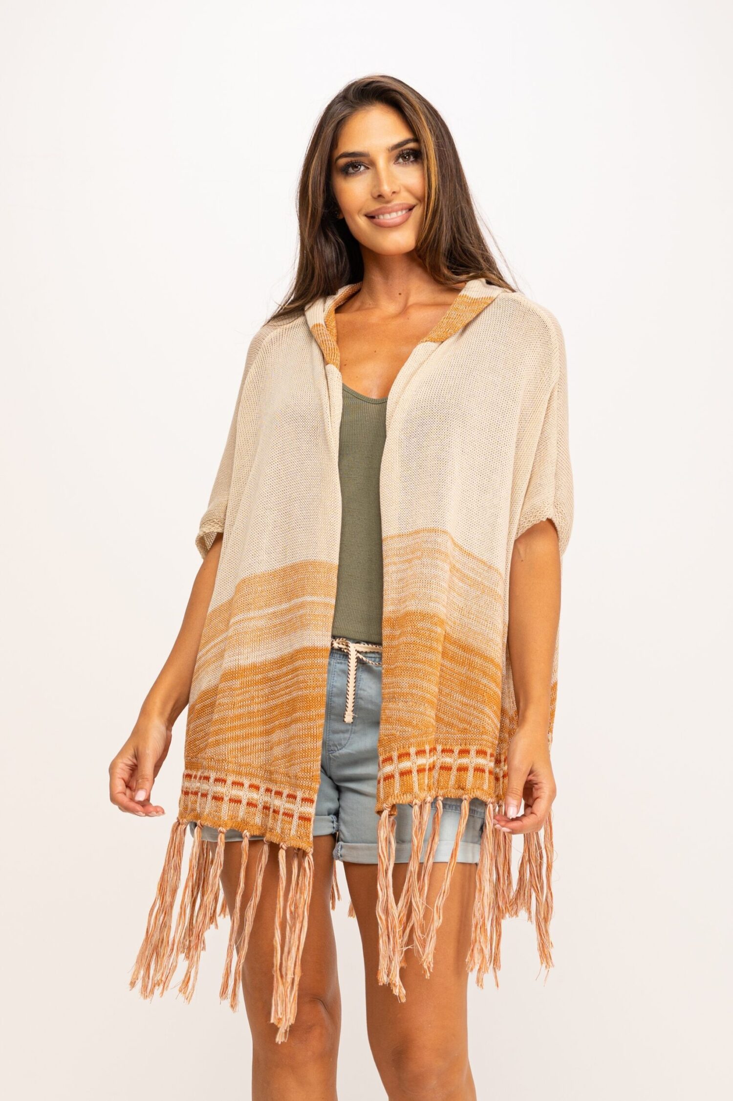 PONCHO LISO ABIERTO DE PUNTO CON CAPUCHA Y BAJO CON FLECOS LARGOS DEL MISMO PUNTO