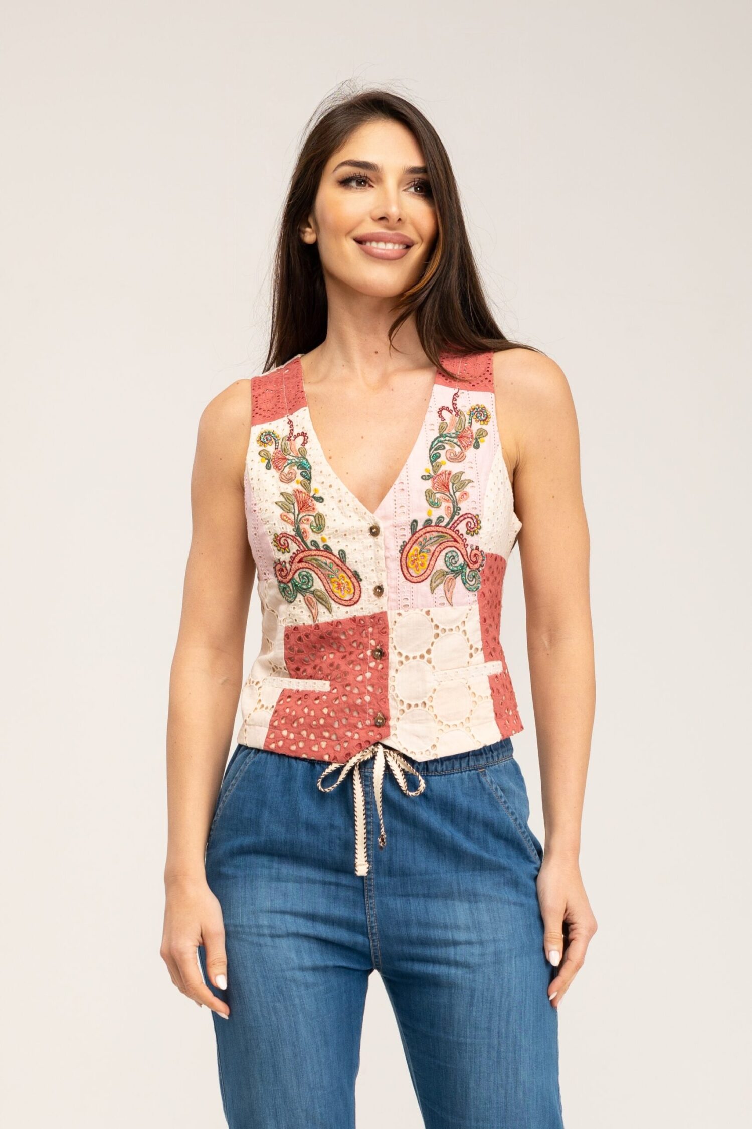 CHALECO PATCHWORK DE TEJIDOS VARIADOS Y BORDADO CON AVALORIOS