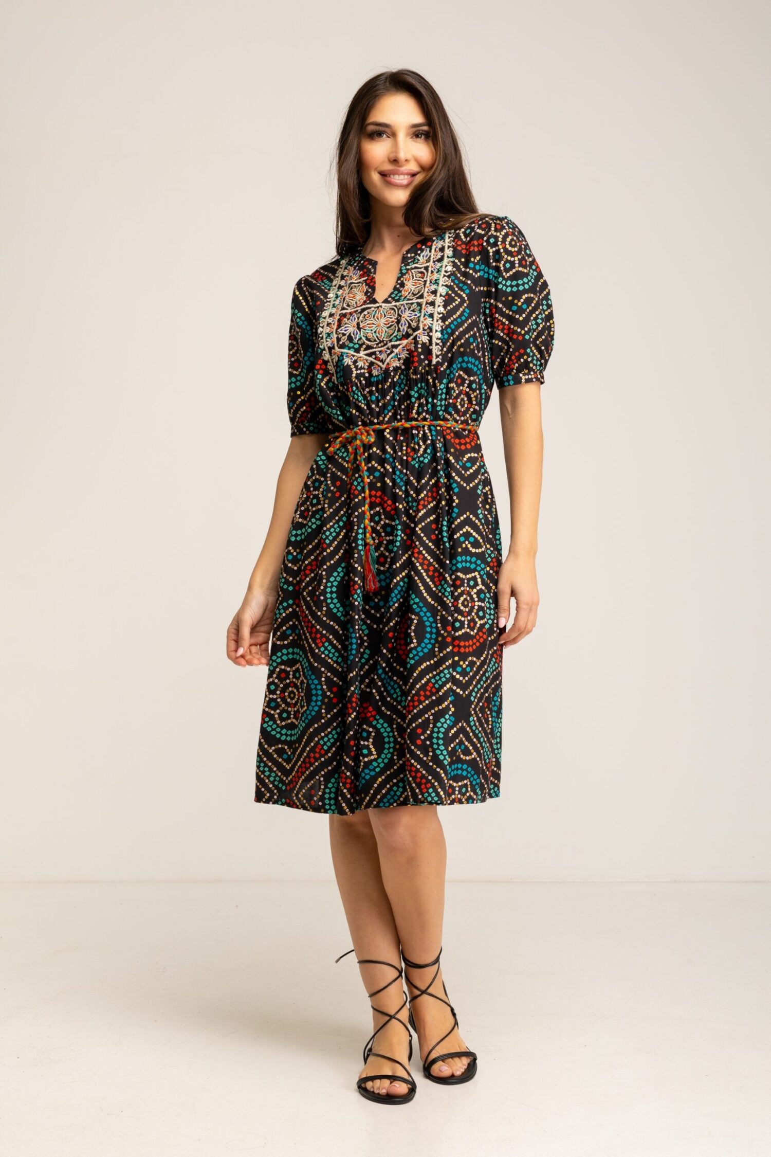 VESTIDO ESTAMPADO ÉTNICO CON BORDADO EN EL PECHO Y CINTURON DE TRENZA