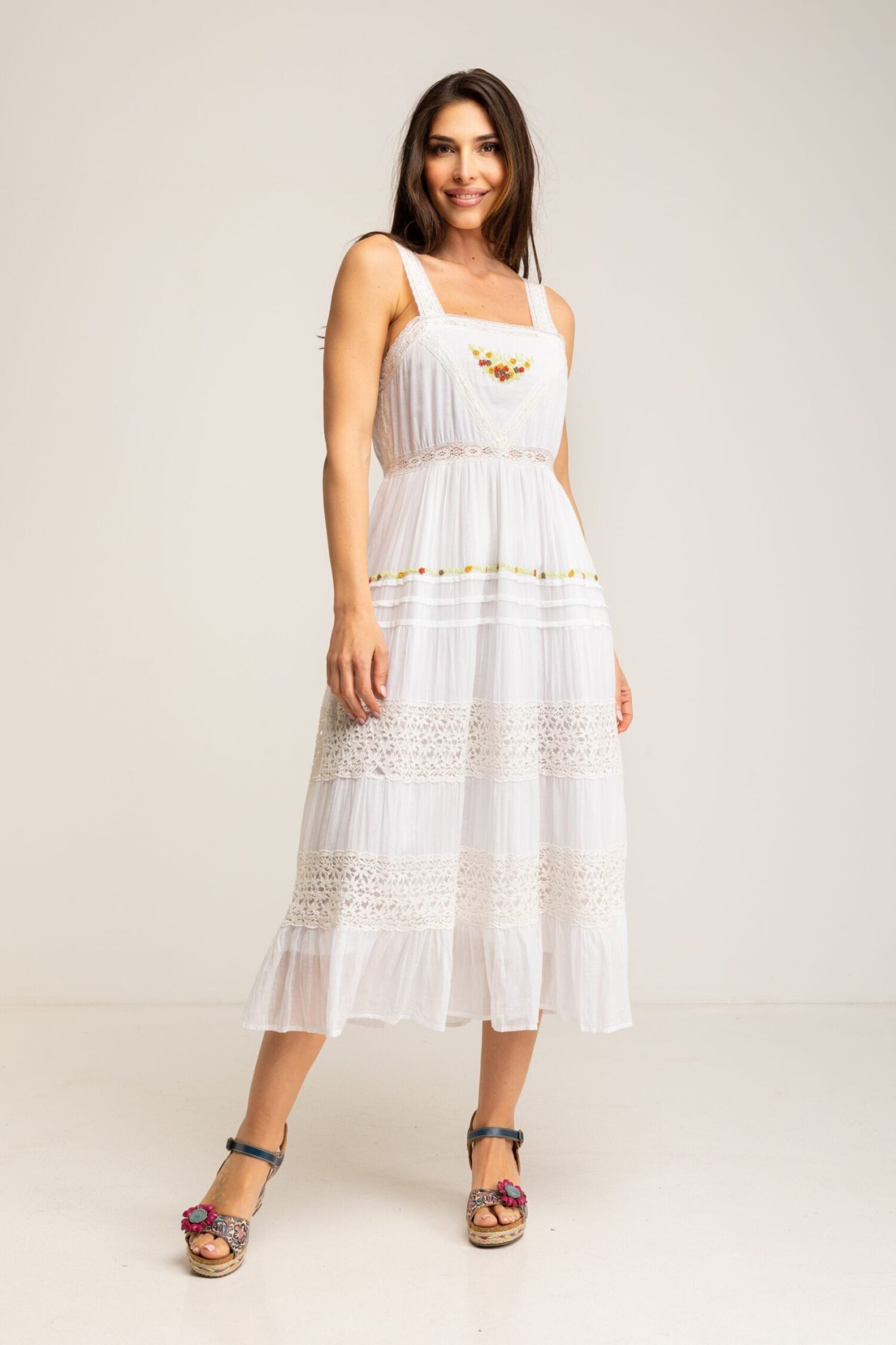 VESTIDO LISO BORDADO CON PLIEGUES Y TIRANTES DE BLONDA