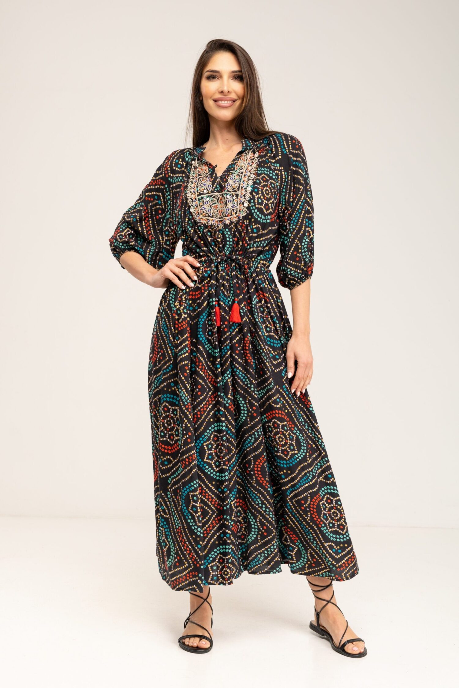 VESTIDO LARGO ESTAMPADO ÉTNICO CON BORDADO EN EL PECHO Y CINTURON ESTAMPADO