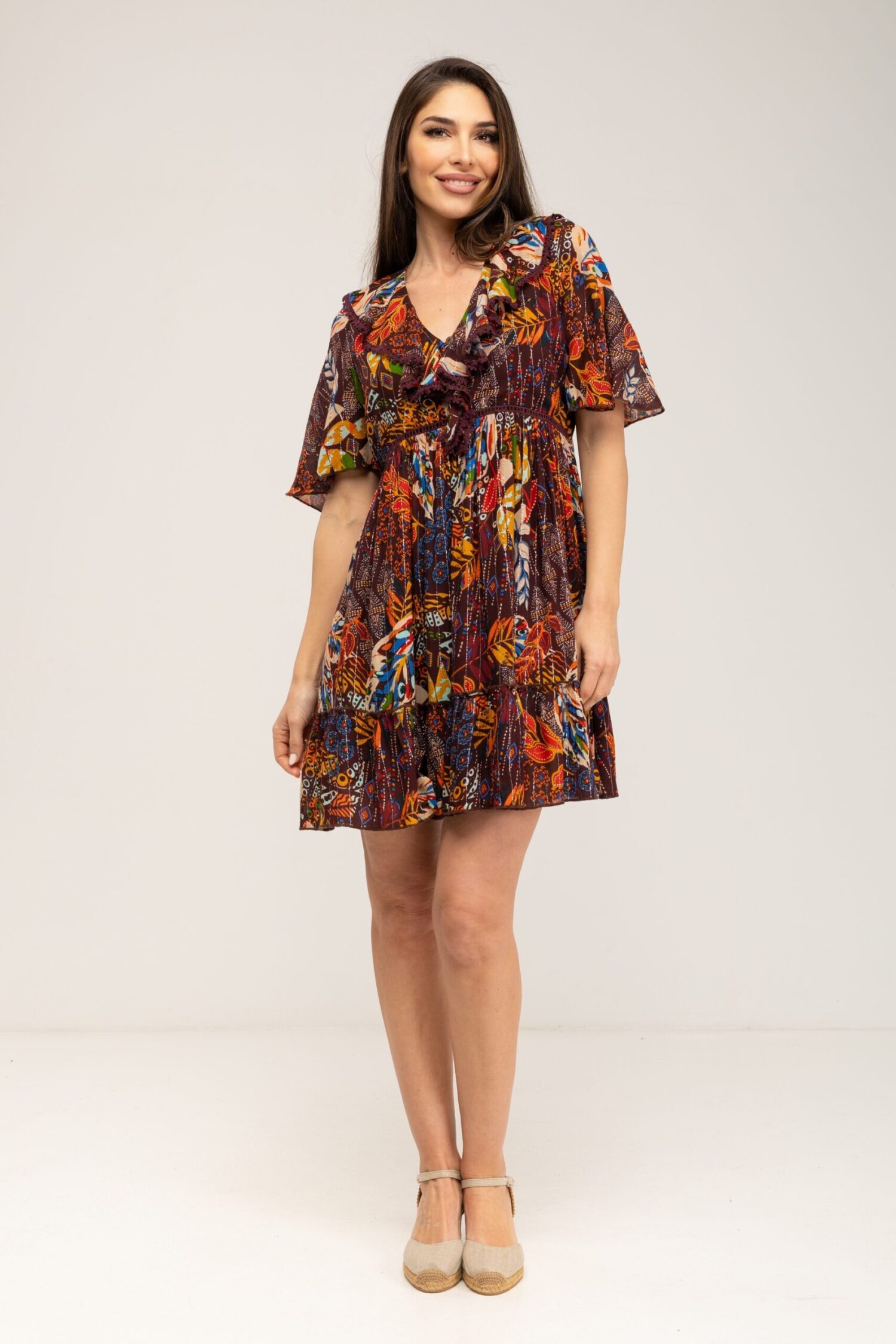 VESTIDO ESTAMPADO CON CUELLO EN V Y VOLANTE AL BIES Y LACE