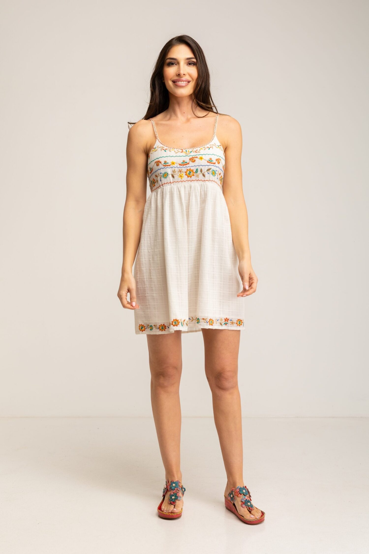 VESTIDO DE TIRANTES BORDADO DE ASPECTO MANUAL Y TELA RÚSTICA