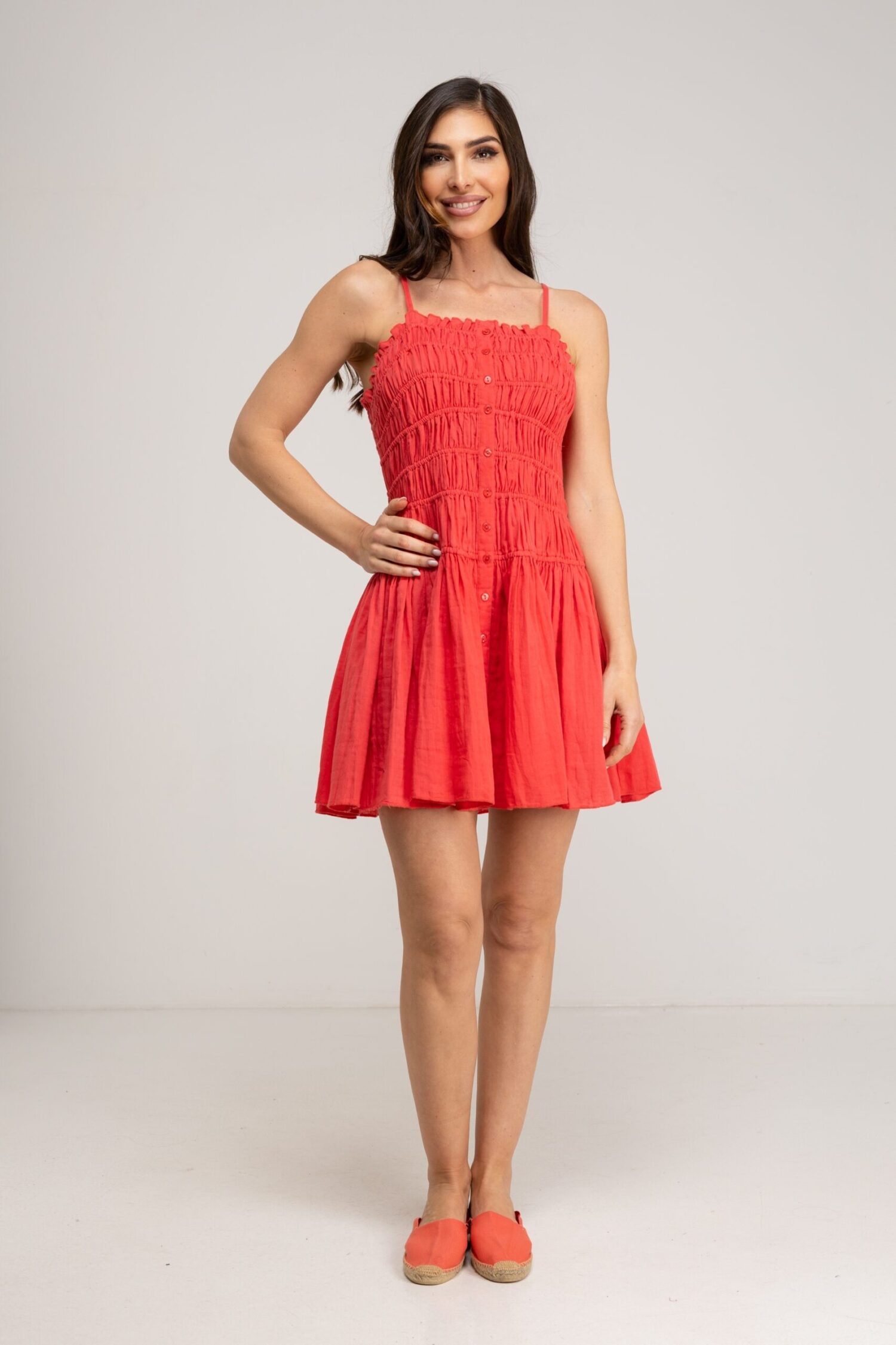 VESTIDO LISO CORTO CON GOMAS AJUSTANDO AL CUERPO