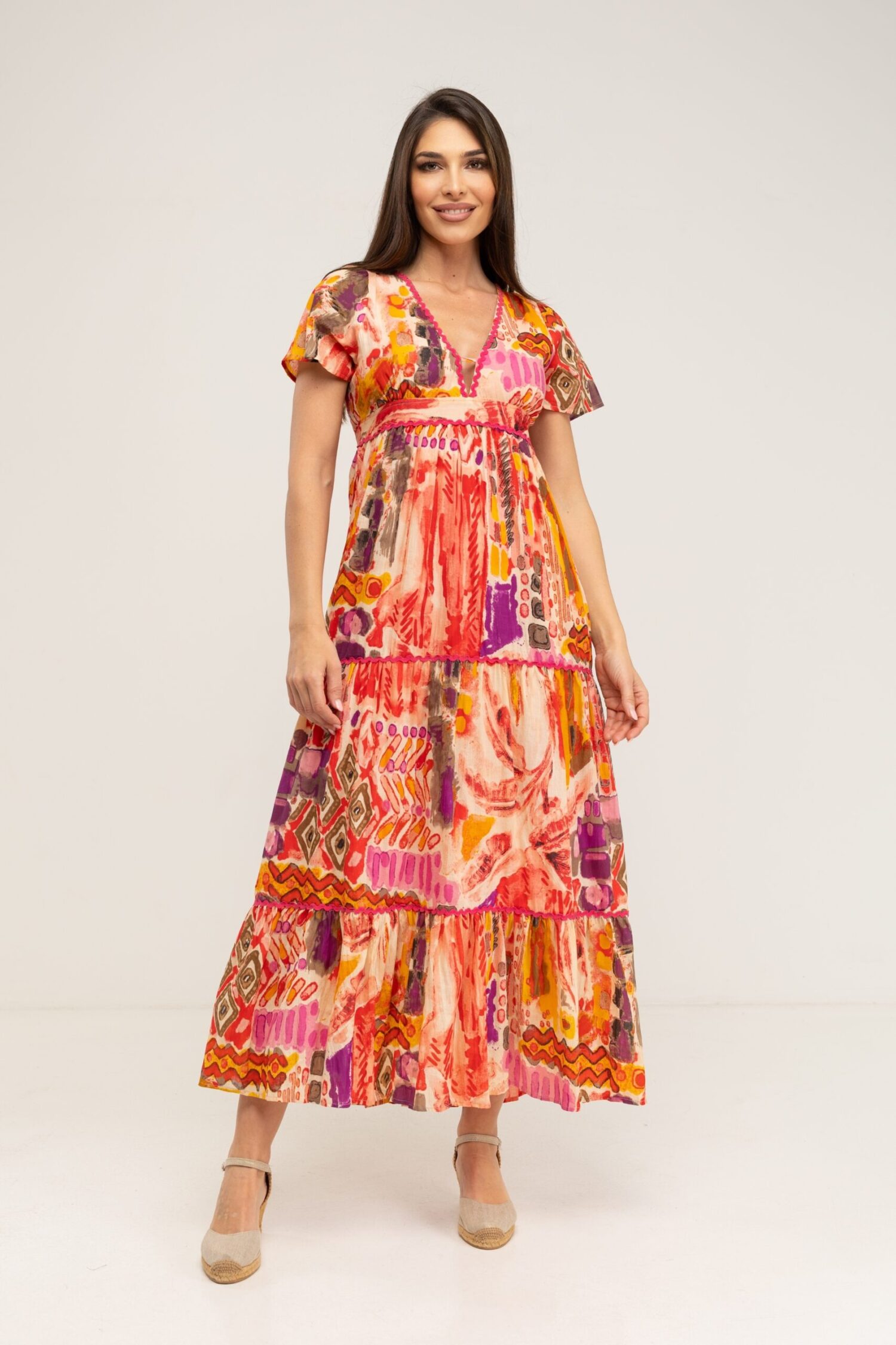 VESTIDO ESTAMPADO ÉTNICO LARGO CUELLO EN V MANGA CORTA CON CENEFAS