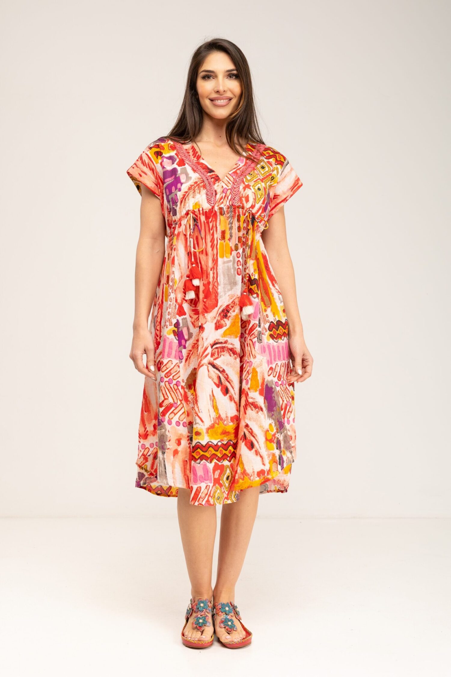 VESTIDO LISO BORDADO DE ASPECTO MANUAL MANGA CORTA Y AMPLIA