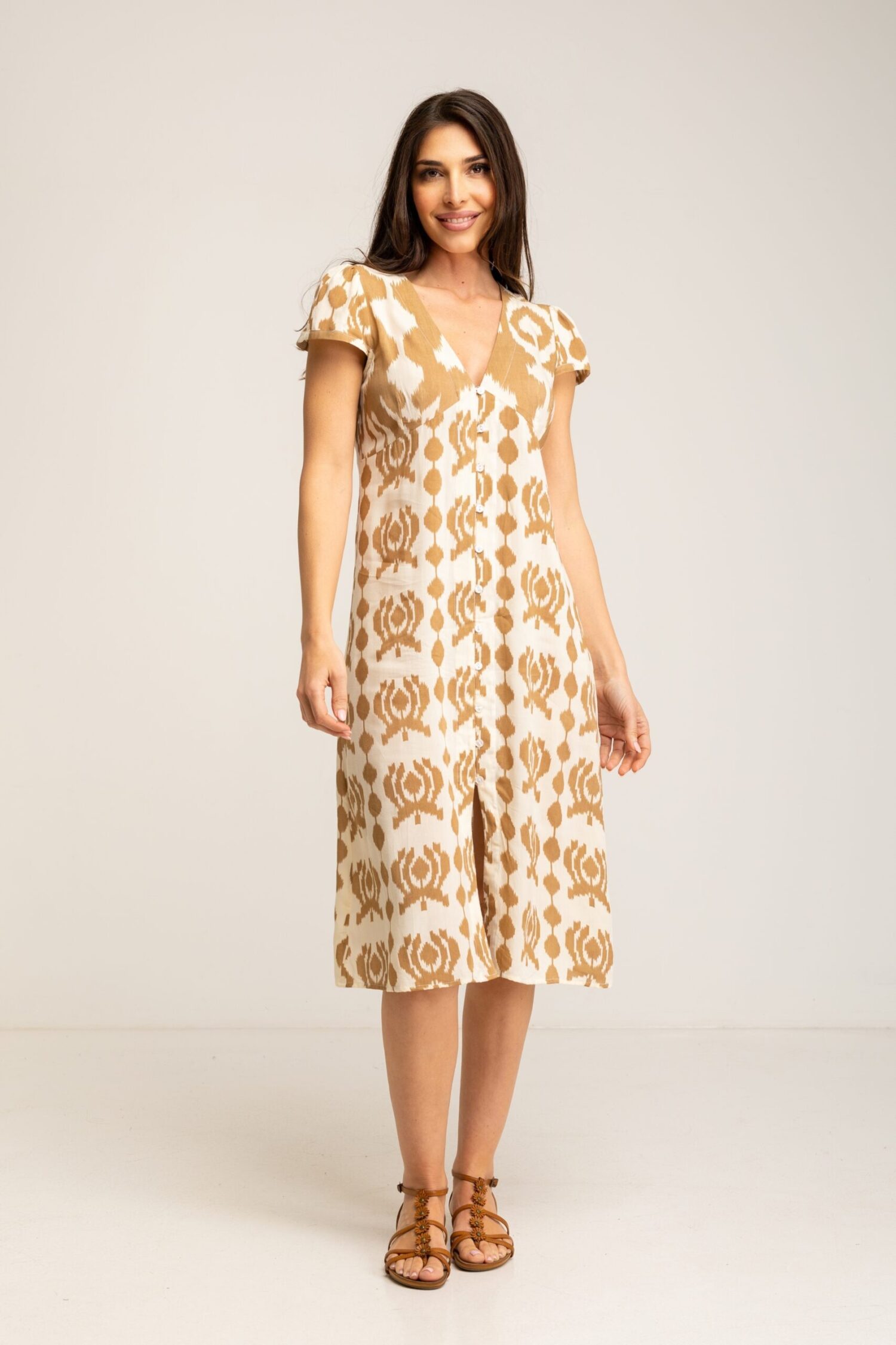 VESTIDO ESTAMPADO MONOCOLOR CUELLO EN V MANGA COPA Y ABOTONADO