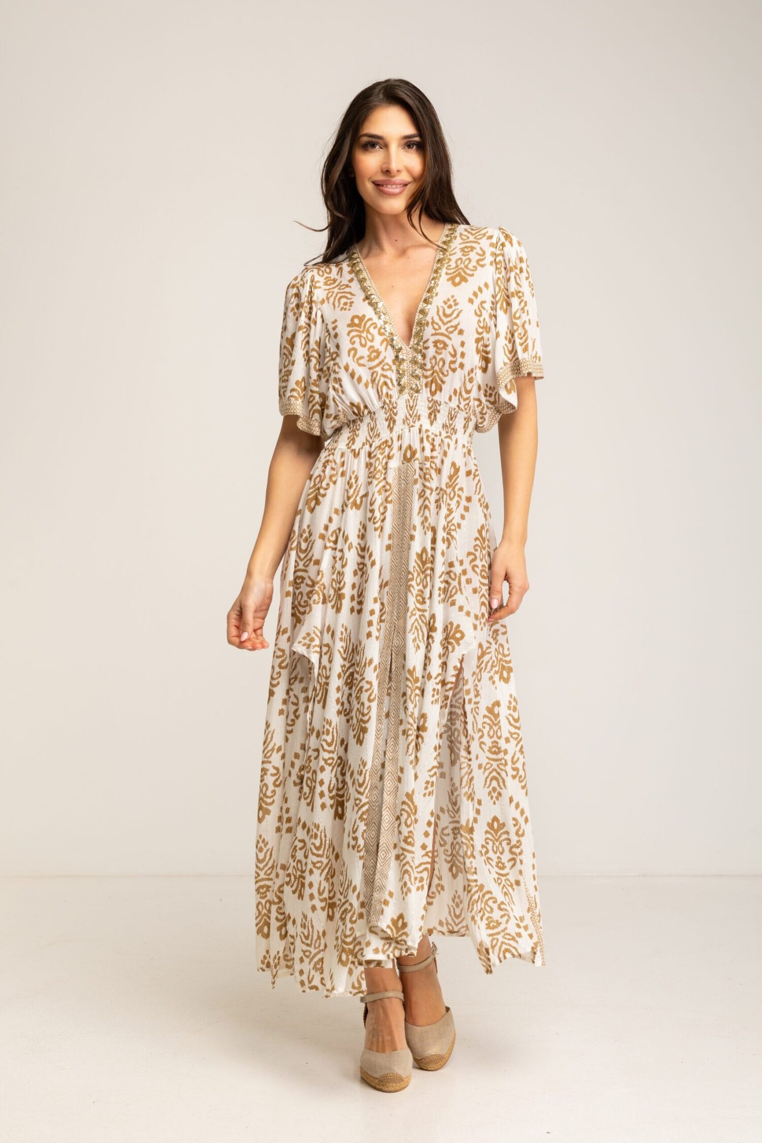 VESTIDO ESTAMPADO CUELLO V Y ABERTURAS LATERALES CON DECORADO LENTEJUELAS