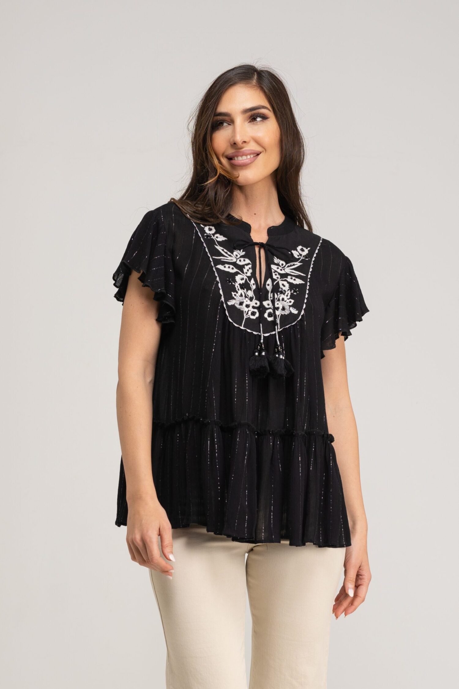 BLUSA LISA BORDADA CUELLO MAO