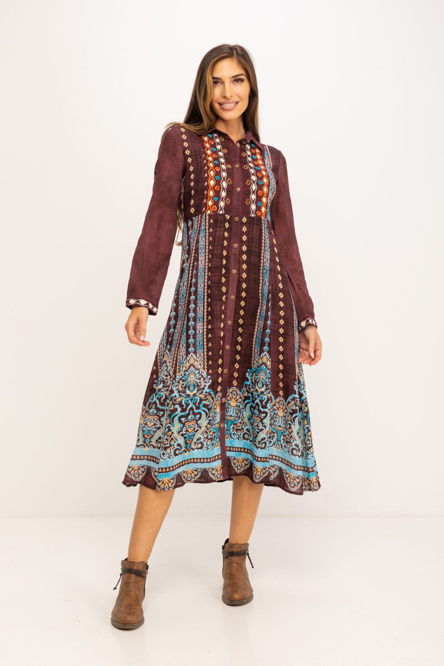 VESTIDO LARGO ABIERTO CUELLO CAMISERO BORDADO Y AVALORIOS