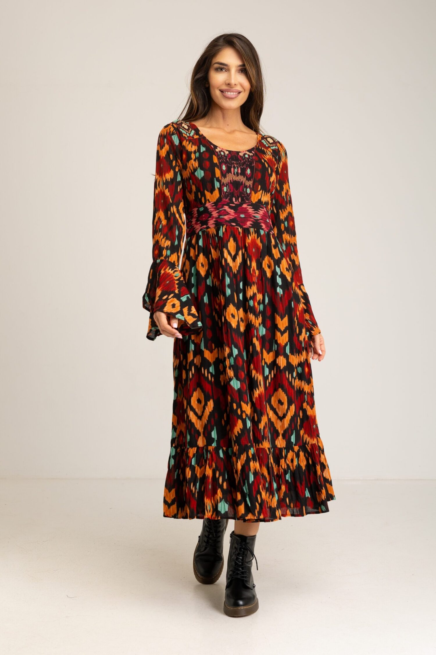 VESTIDO LARGO BORDADO Y AVALORIOS MANGA CAMPANA