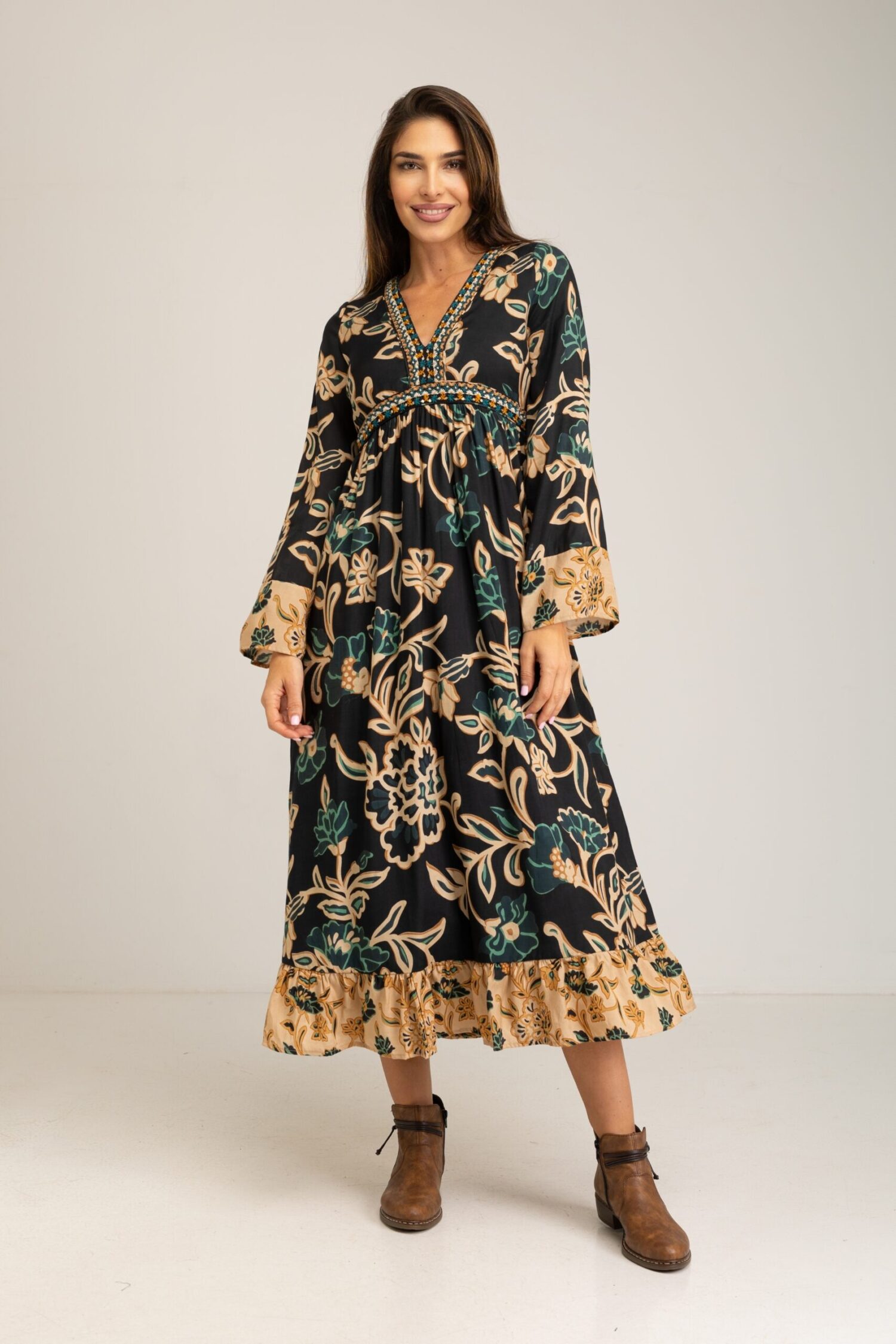 VESTIDO ESTAMPADO LARGO CON BAJO Y BOCAMANGA EN COLOR CONTRASTADO