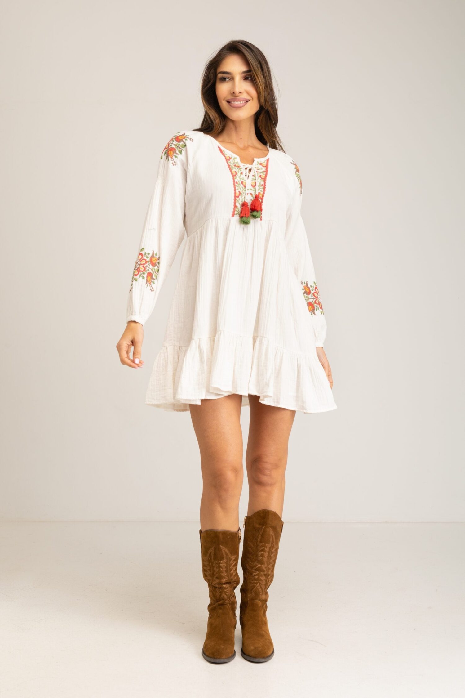 VESTIDO CORTO LISO ALGODÓN RUSTICO BORDADO CUELLO Y MANGAS