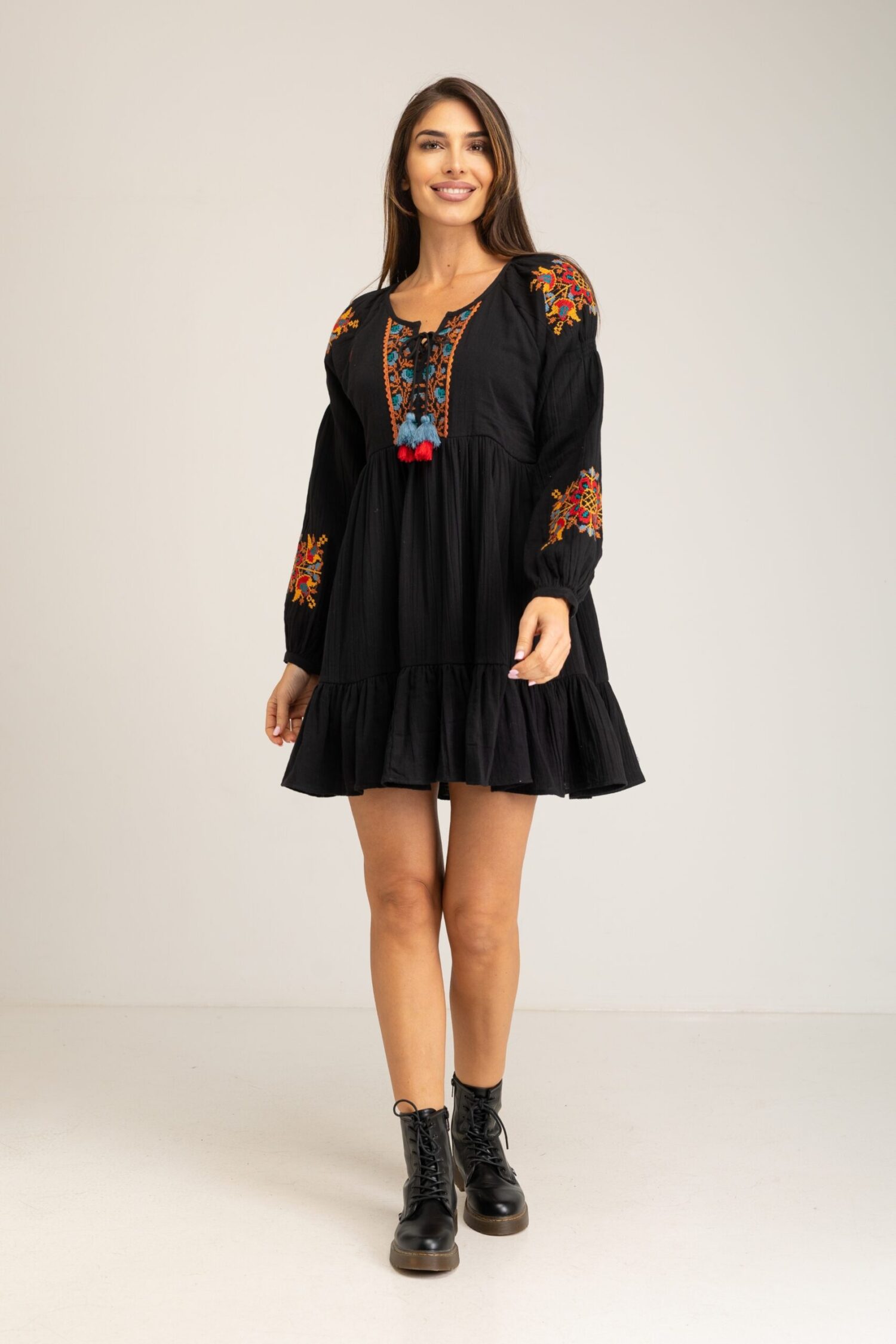 VESTIDO CORTO LISO ALGODÓN RUSTICO BORDADO CUELLO Y MANGAS
